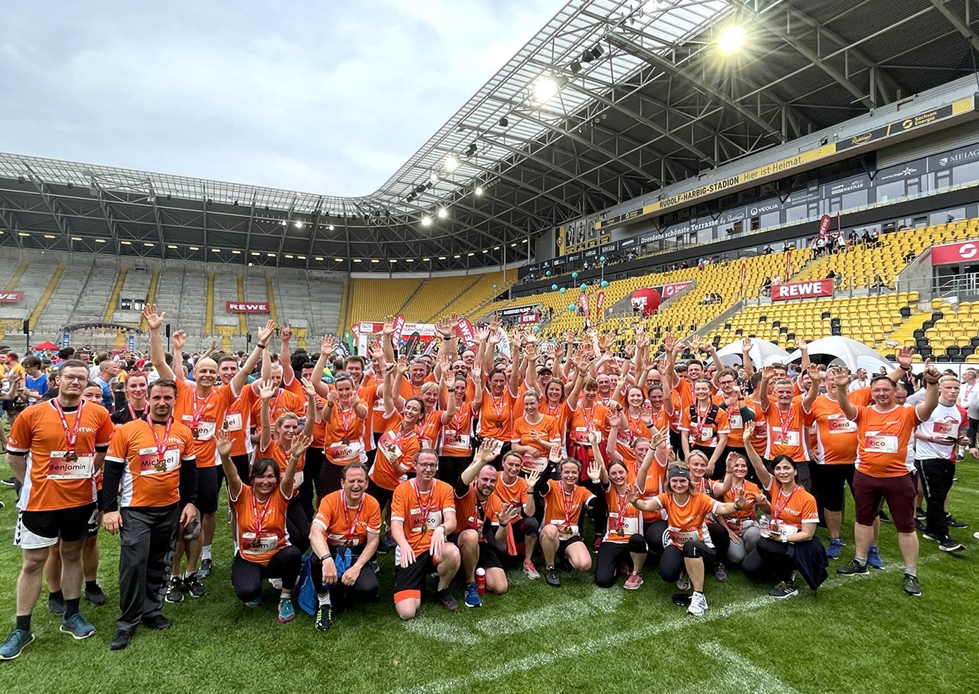 Menschen in Sporttrikots im Dynamo-Stadion