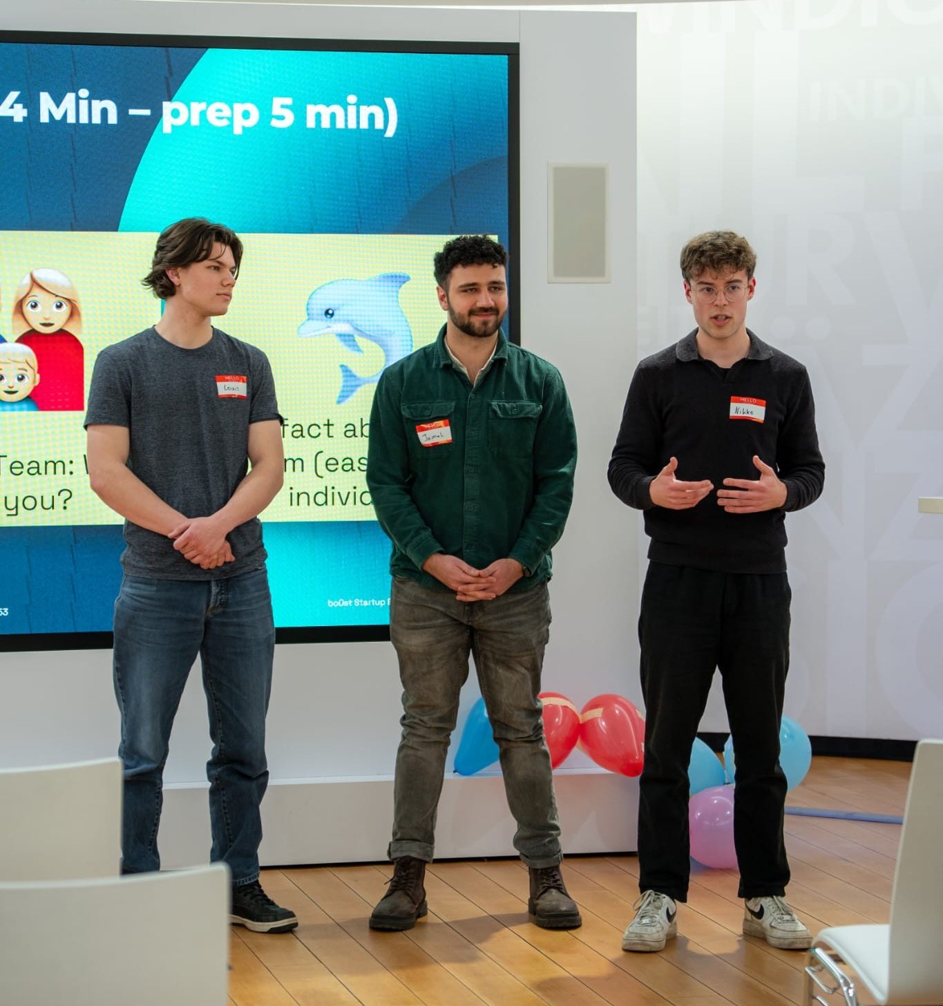 Das Team Remaint während einer Präsentation ihres Projektes