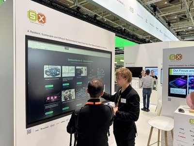 Zwei Personen stehen vor einem Toch-Display