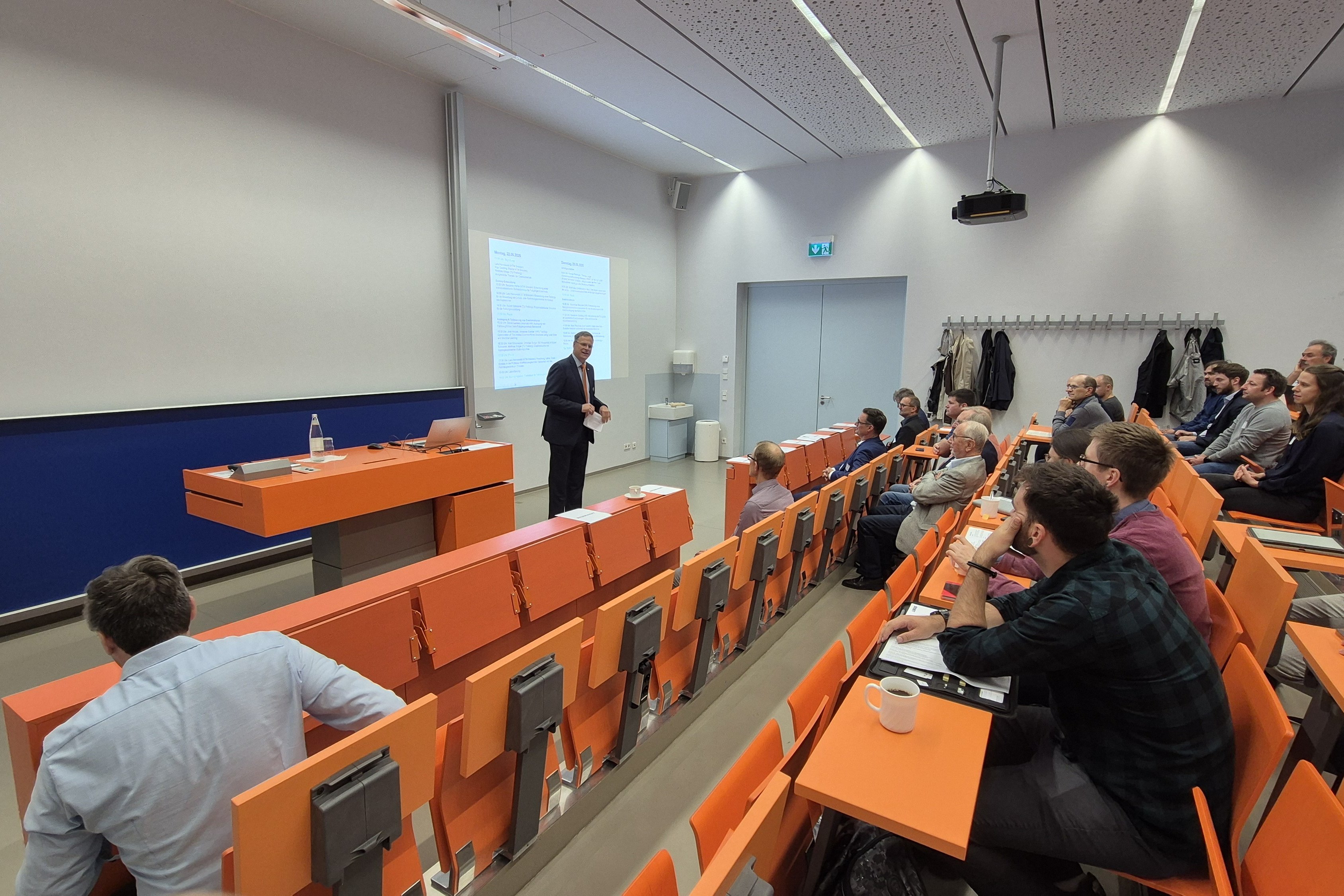Blick in einen Hörsaal mit Menschen