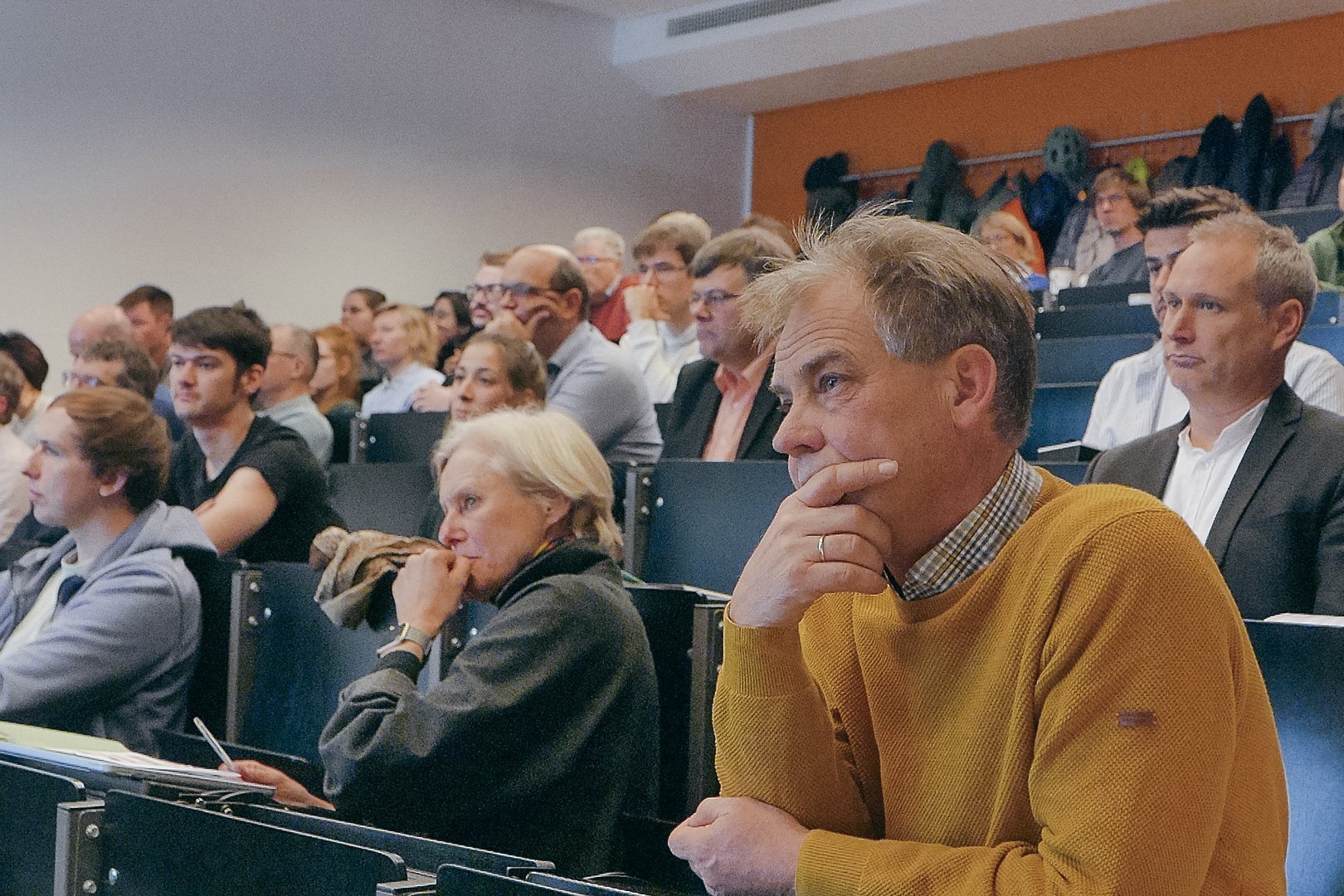 Publikum sitzt in einem Hörsaal