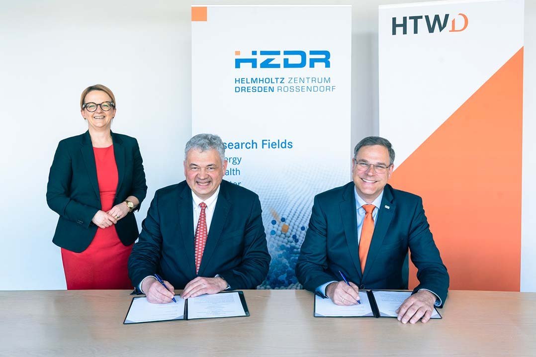 Prof. Sebastian M. Schmidt (HZDR) und Prof. Ingo Gestring (HTWD) unterzeichnen die Berufungsvereinbarung. Daneben steht die Kaufmännische Direktorin des HZDR Dr. Diana Stiller
