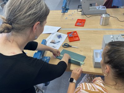 Jessica Haustein erklärt den nächsten Arbeitsschritt