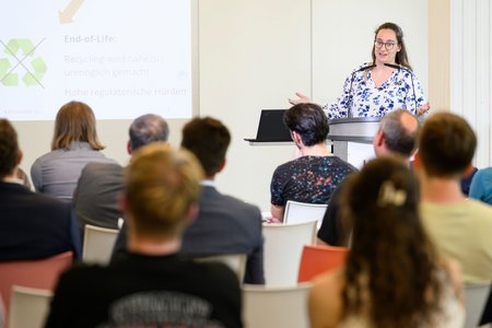 Katharina Knez bei der Präsentation