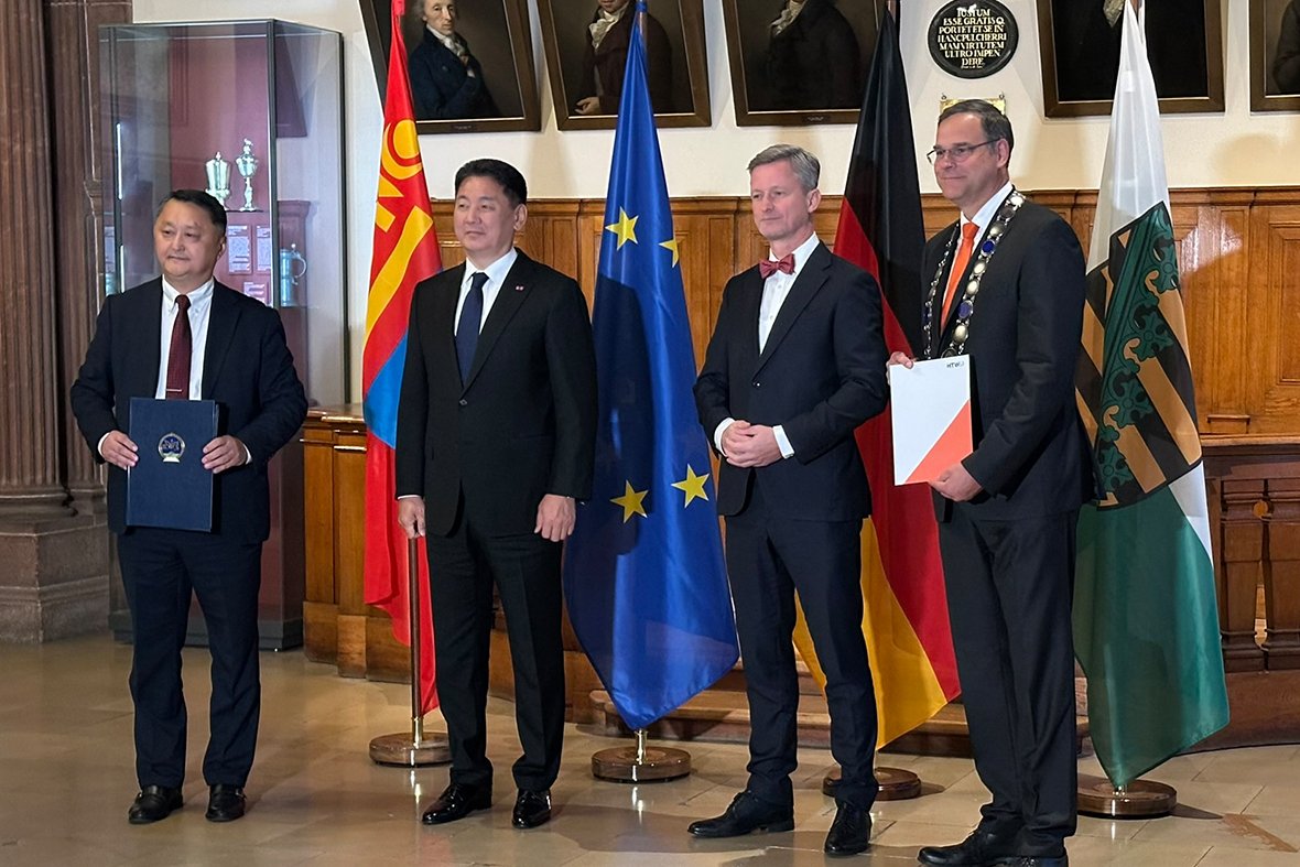 Übergabe der Interessenbekundung durch den Rektor der Mongolischen Nationaluniversität, Prof. OCHIRKHUYAG Bayanjargal im Beisein des Staatspräsidenten der Mongolei,  Ukhnaa Khurelsukh und dem Chef der Sächsischen Staatskanzlei, Dr. Andreas Handschuh an den Rektor der HTWD Prof. Ingo Gestring (v.l.n.r.) 