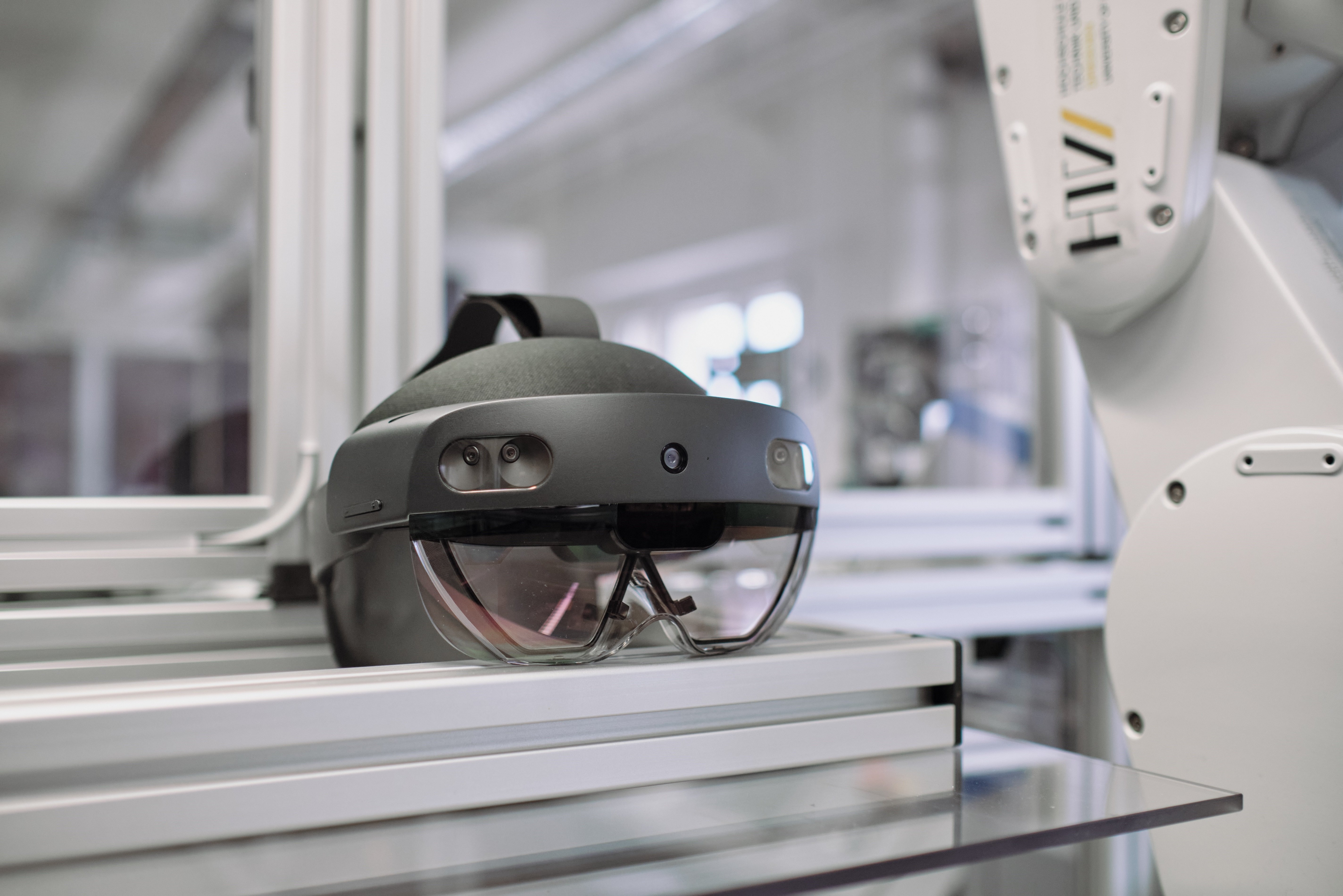 Hololense im IIoT Test Bed HoloLense Brille, im Hintergrund die Modellfabrik der HTW Dresden