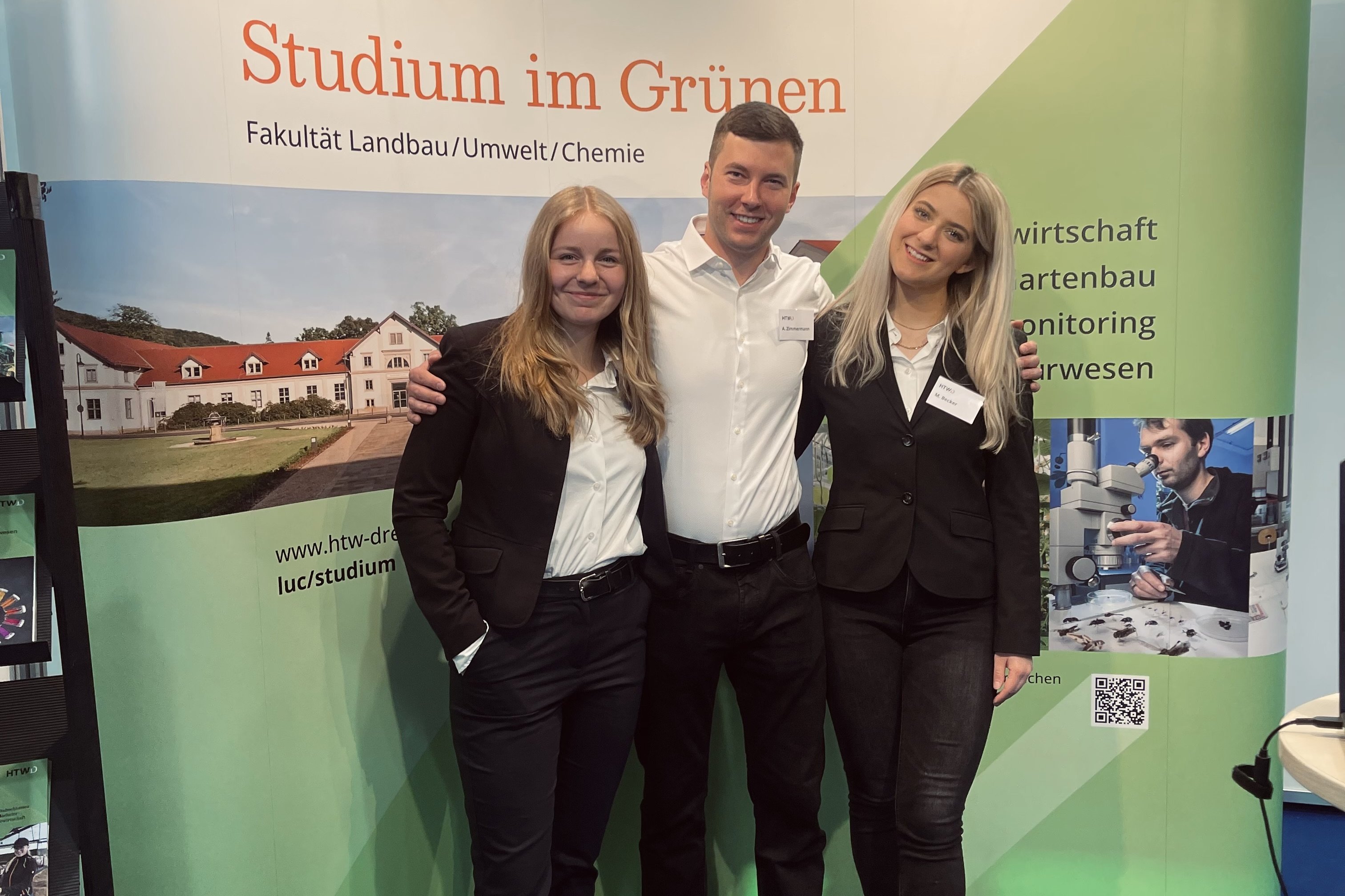 Studierende am Messestand