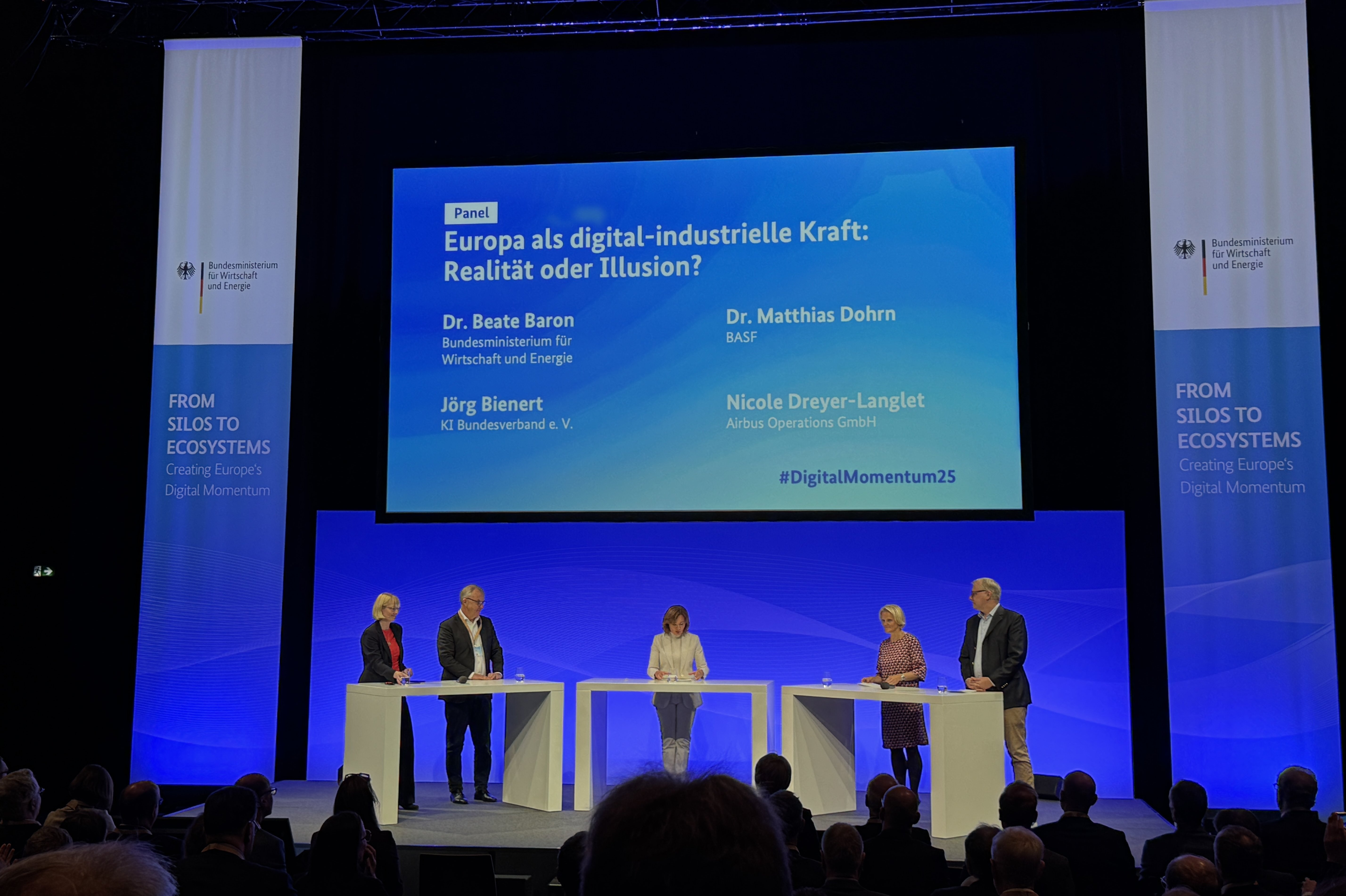 Man sieht eine Podiumsdiskussion mit fünf Menschen, die sich über die digitale Zukunft Europas unterhalten