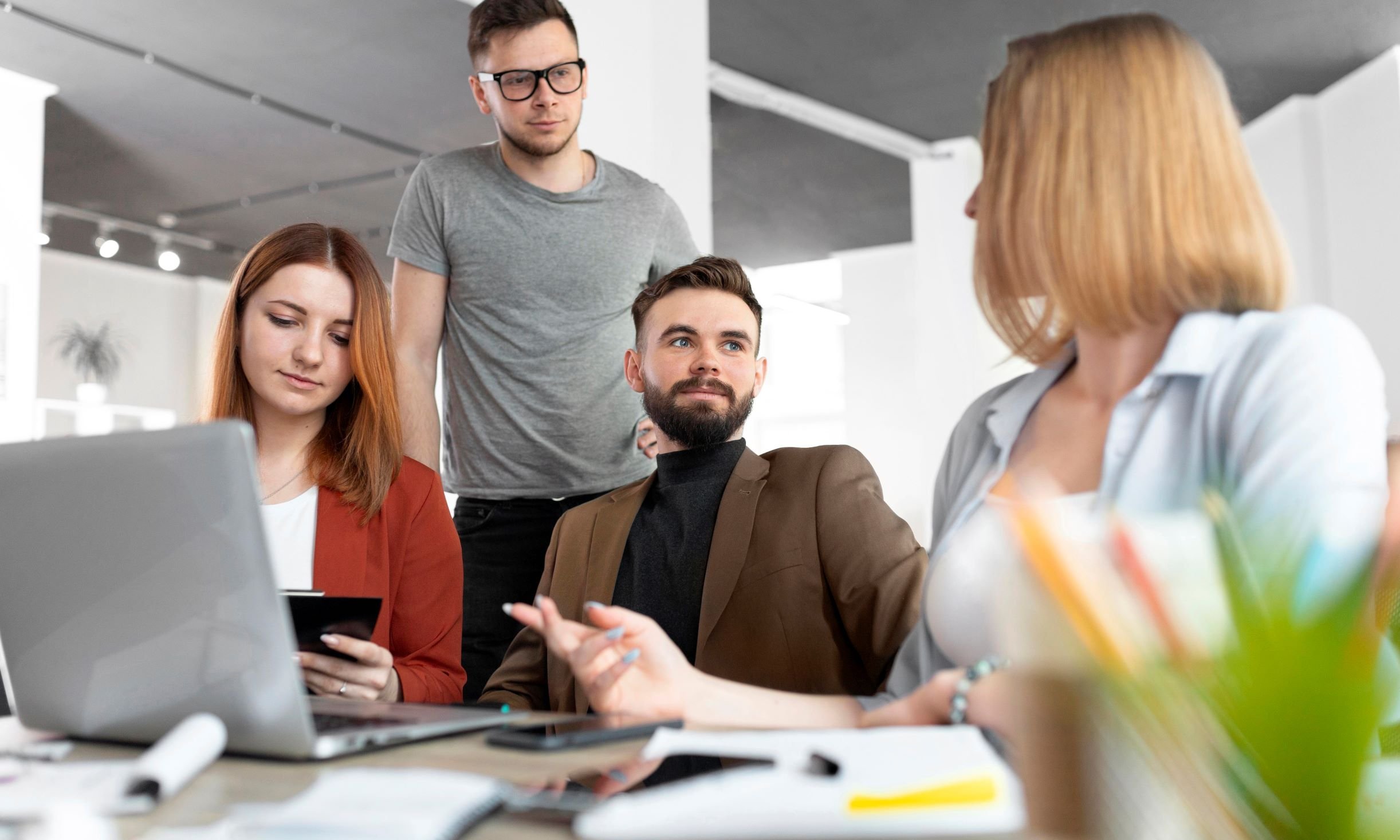 Junge Kollegen im Gespräch im Büro