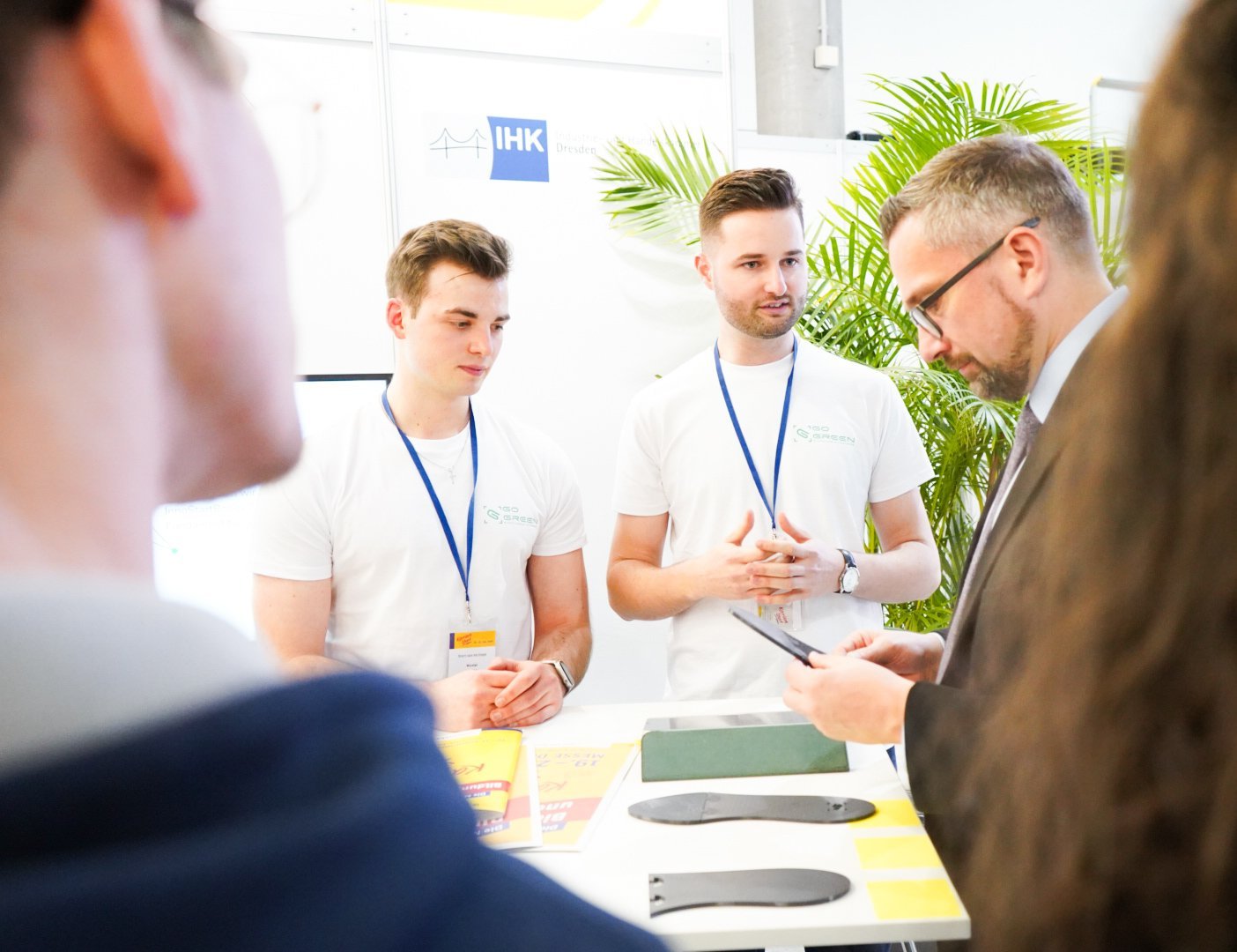 [Translate to English:] Auf einer Messe werden