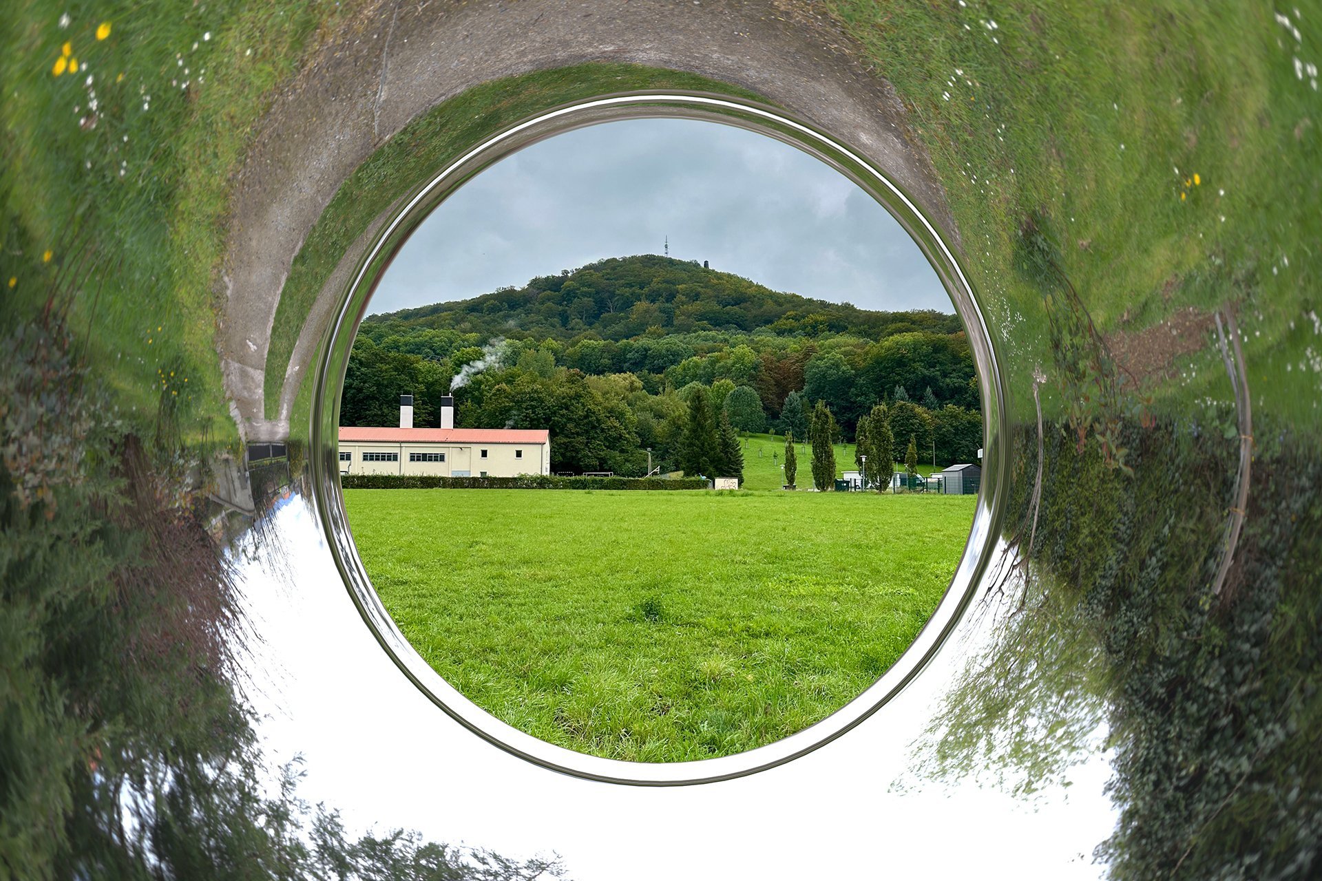 Ereignishorizont – Öffentliche Spiegel-Installation Projekt von Phillip Wildner