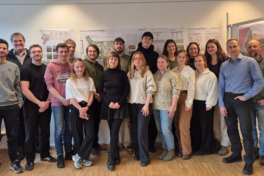 Studierendengruppe 7. Semester Projekt GaLaBau zusammen mit Herrn Pientka (Gymnasium Coswig) und Herrn Wellerdt (Stadt Coswig) (Foto: Stephanie Rudolf)