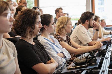 Menschen, die in einem Hörsaal sitzen