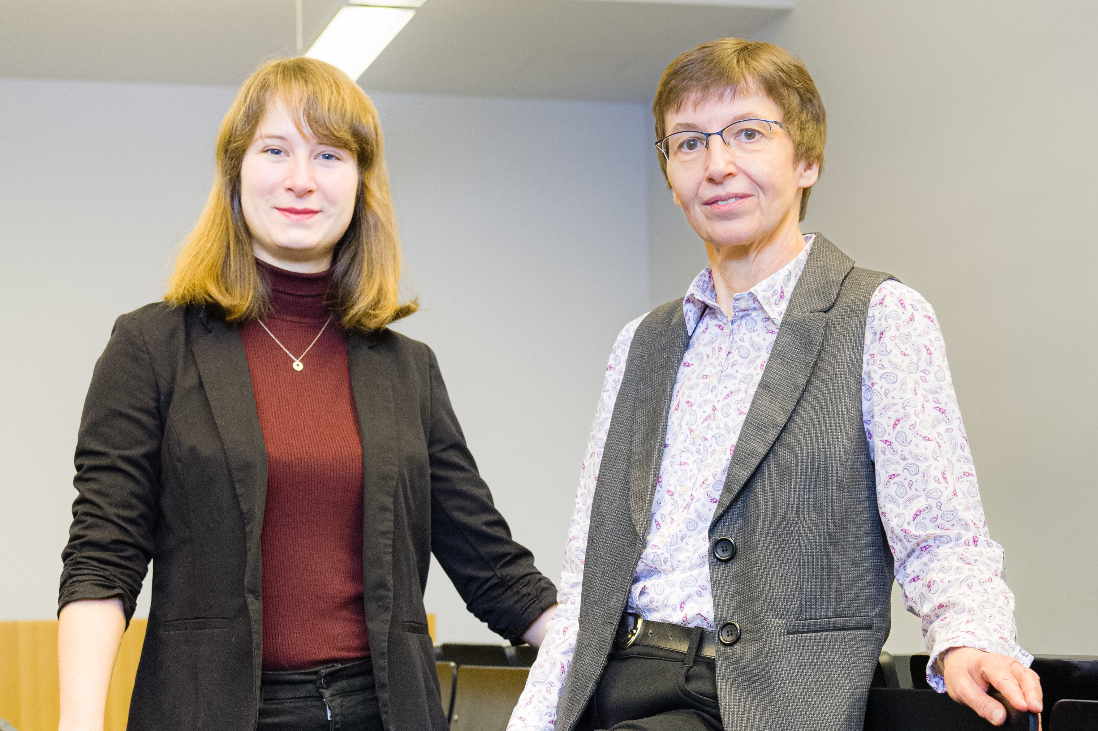 Frau Schaufel und Frau Jung im Hörsaal