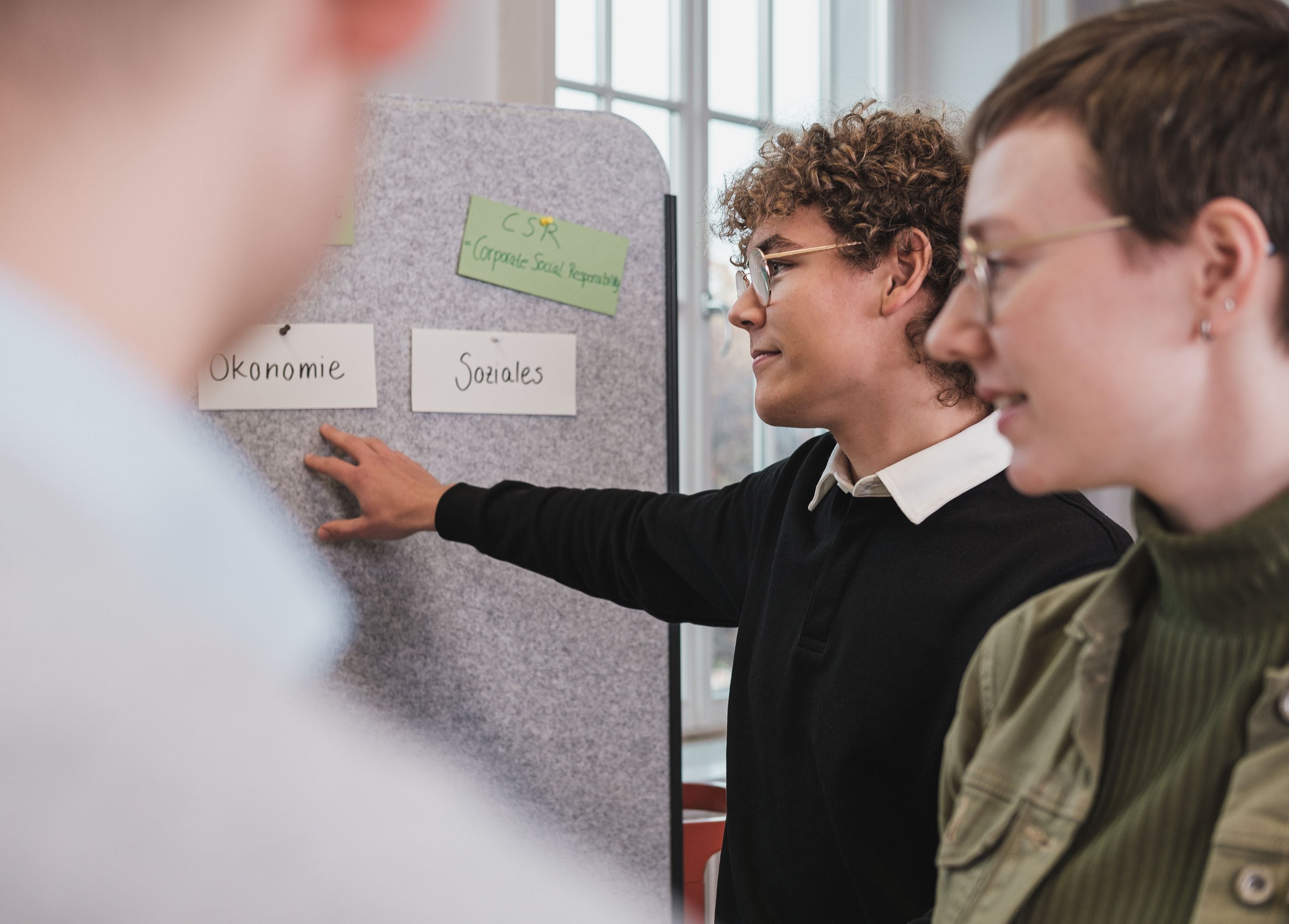 Student erklärt an Flipchart