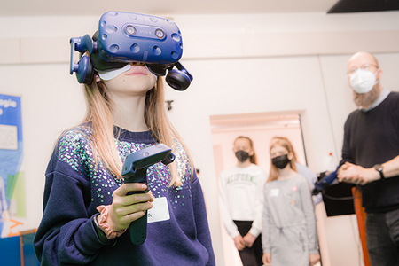 Schülerin probiert Virtual Reality aus