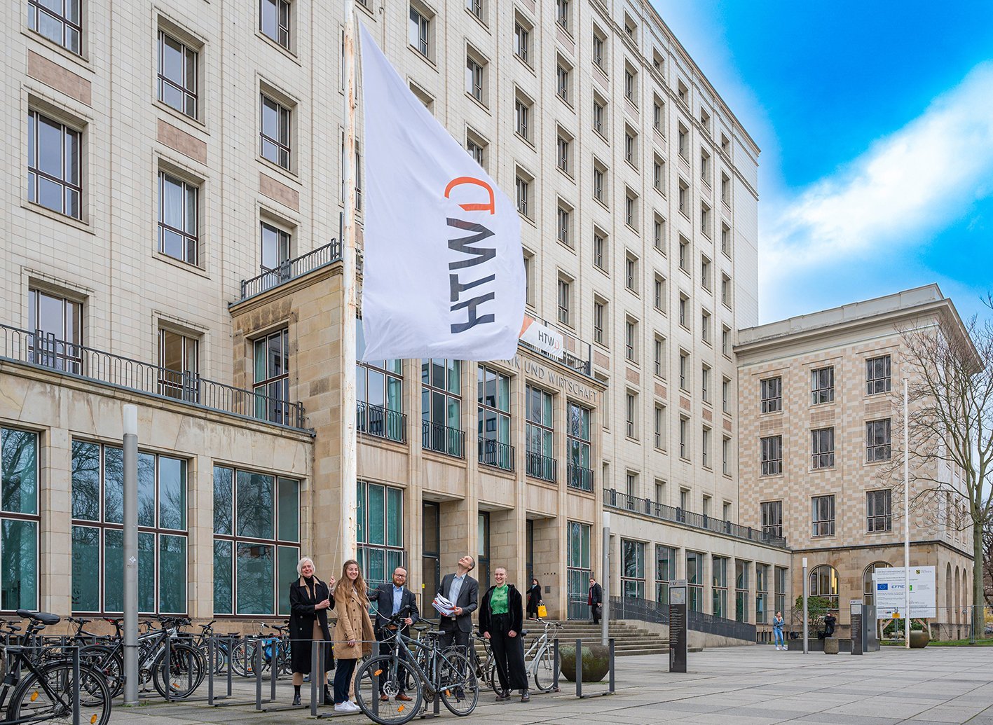 Hissten gemeinsam die Flagge mit dem neuen Logo: Rektorin Prof. Katrin Salchert, Elisa Range (Vorständin StuRa), Kanzler Alexander E. Müller, Prorektor Prof. Gunther Göbel und Gwyneth Hirschfeld (Vorständin StuRa)