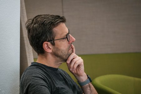 Ein Mann, der interessiert zuhört.