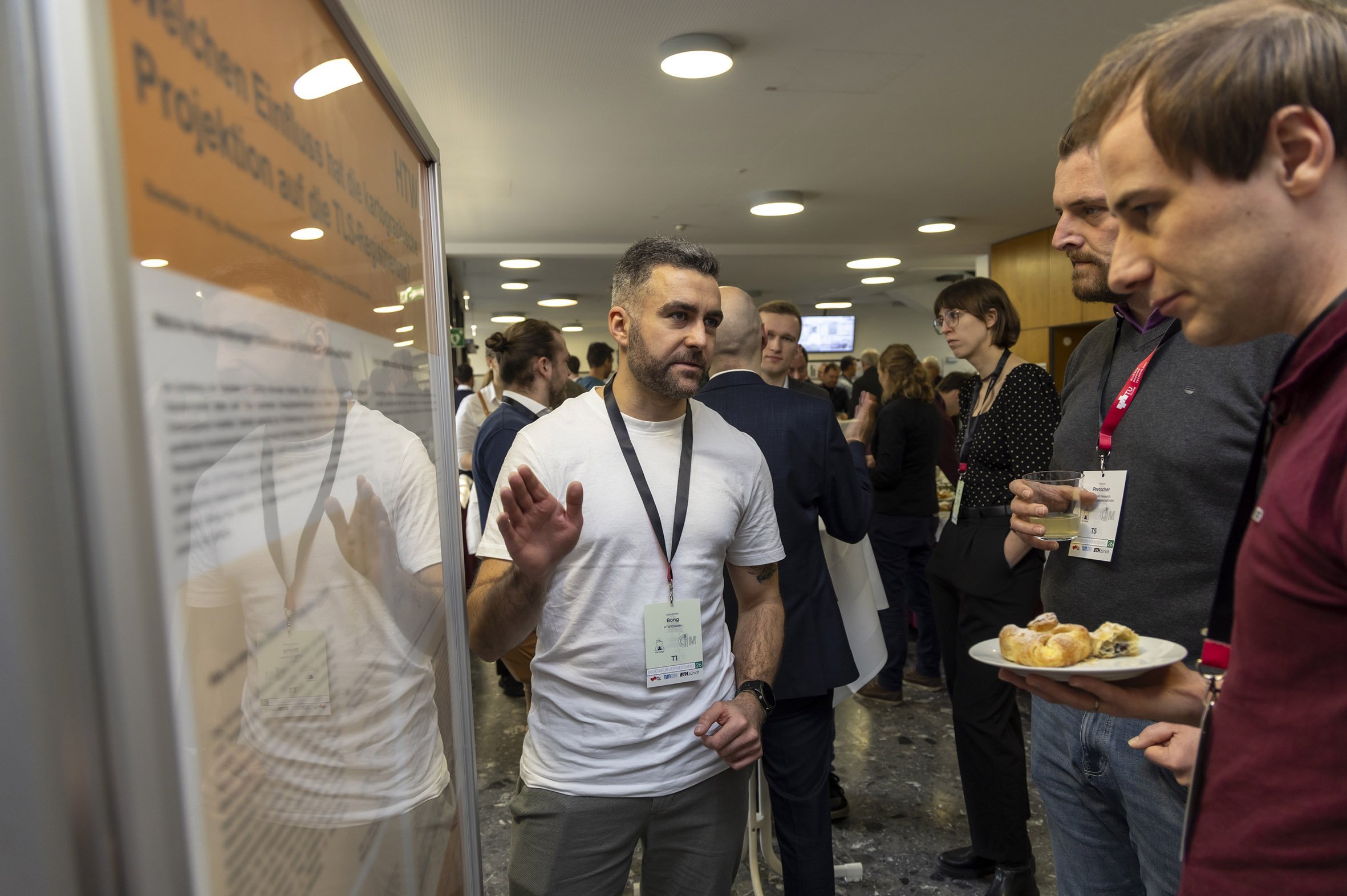 Ingenieurvermessungskurs 2026_Alexander Bong im Gespräch mit Interessenten zu seinem Poster