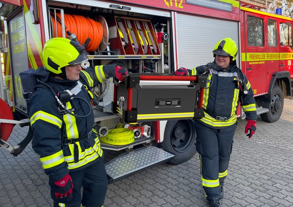 Feuerwehrmänner mit FireWolff in der Hand