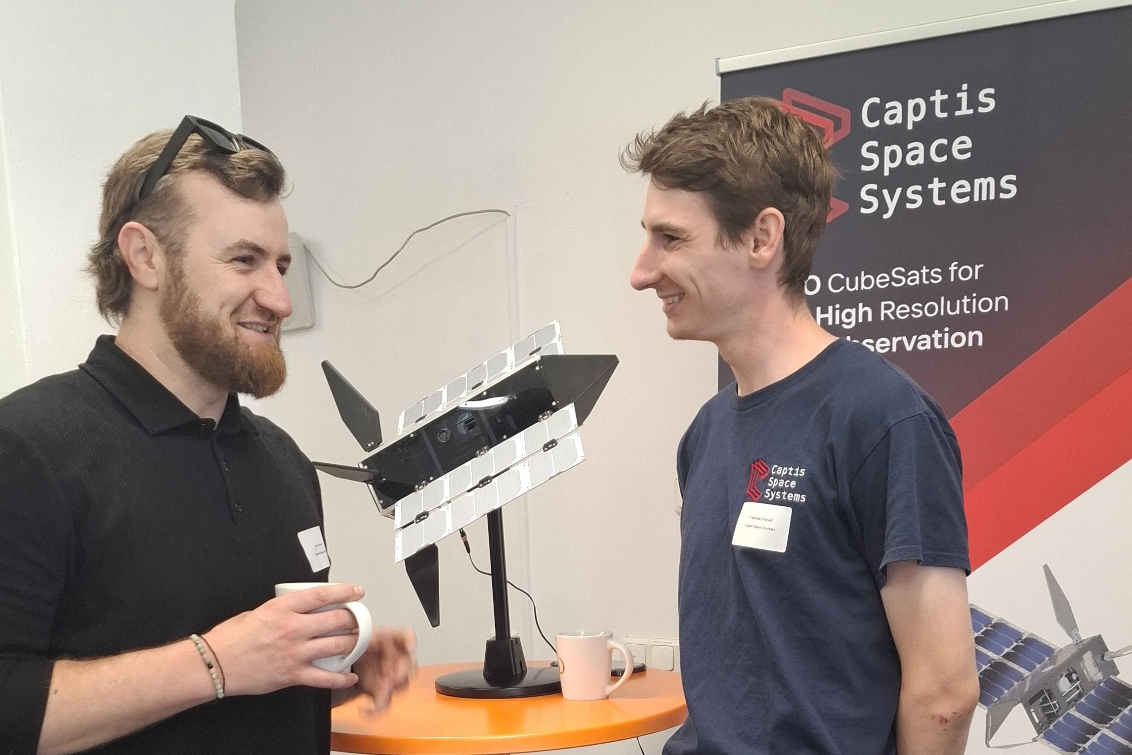 Valentine Petzolod von Captise Space spricht mit einem Besucher