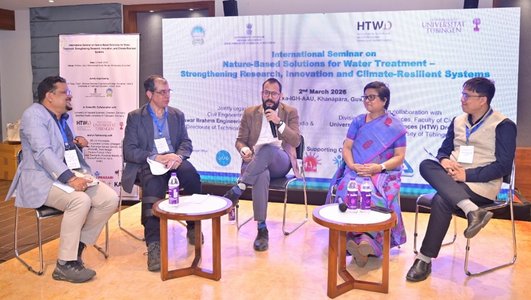 Dr. Sandhu (2. von links) vertritt die HTW Dresden bei einer Podiumsdiskussion beim „Internationalen Seminar zu naturbasierten Lösungen“ am 02.03.2026 in Guwahati, Indien