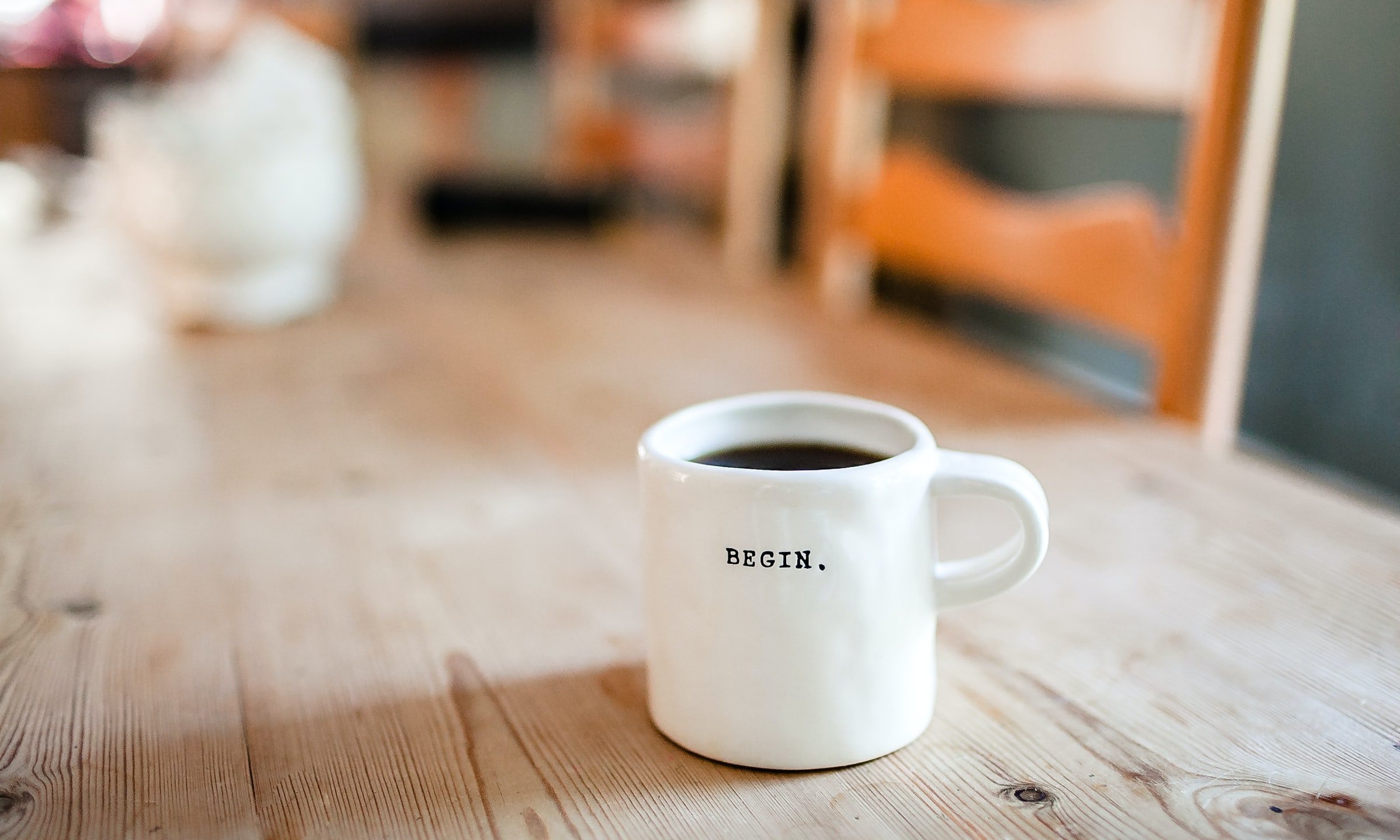 Bild einer Tasse mit Schriftzug 'Begin'