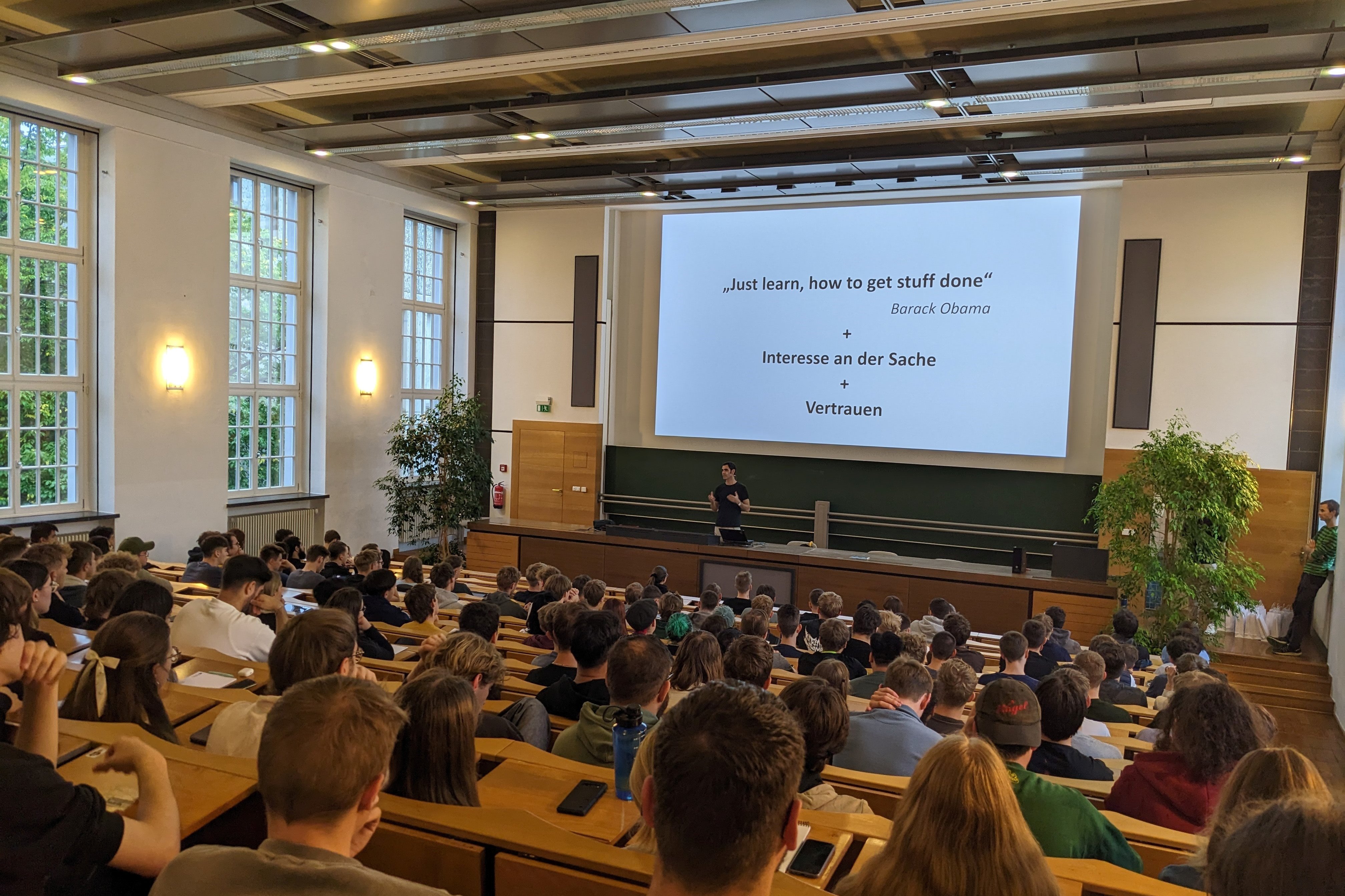 Studierende im Hörsaal bei der Präsentation von Prof. Neugebauer
