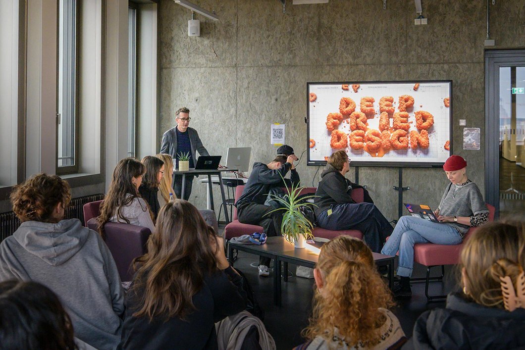 HTWD/ Peter Kreibich Menschen sitzen gemeinsam an Tischen