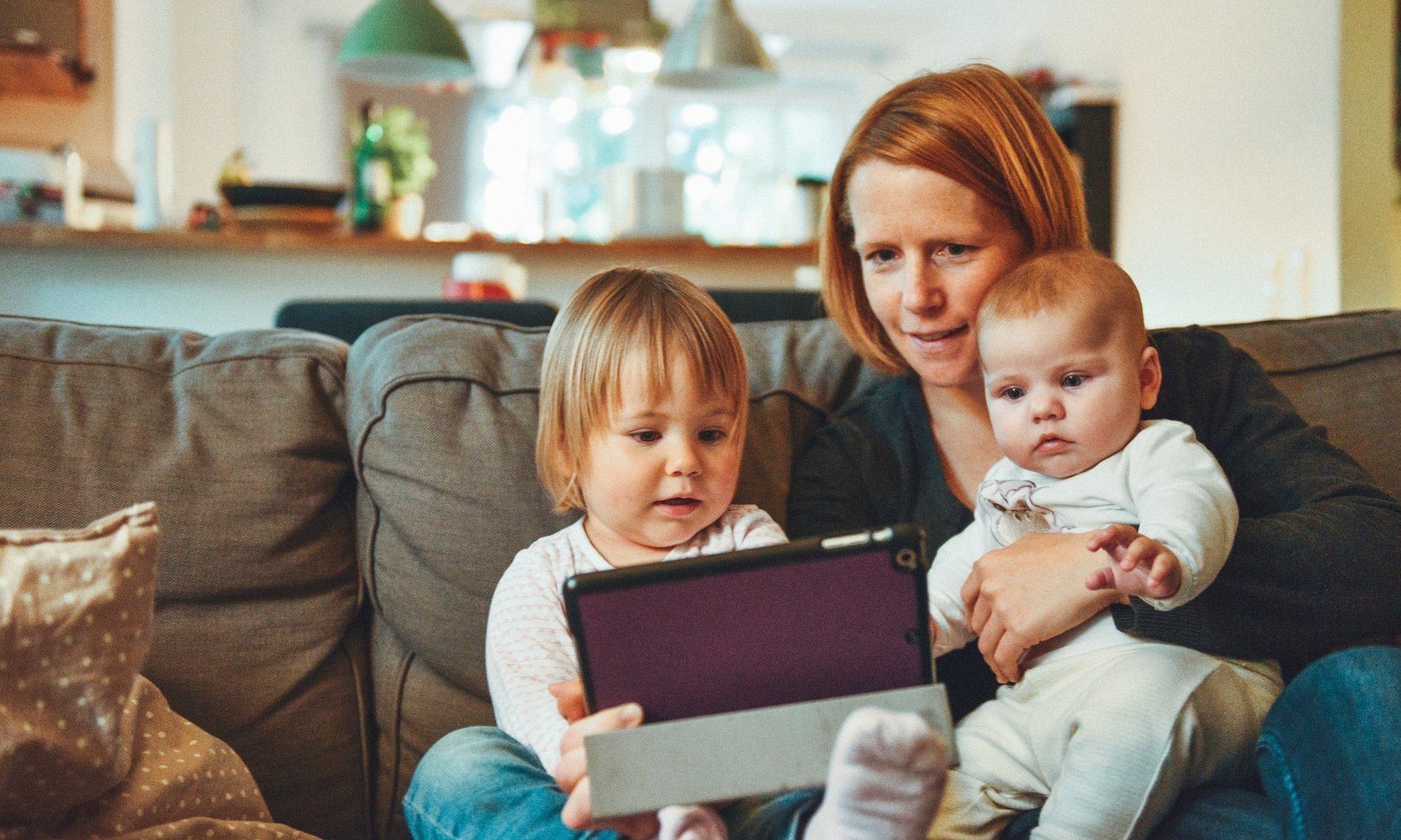 Frau mit Kindern und Notebook