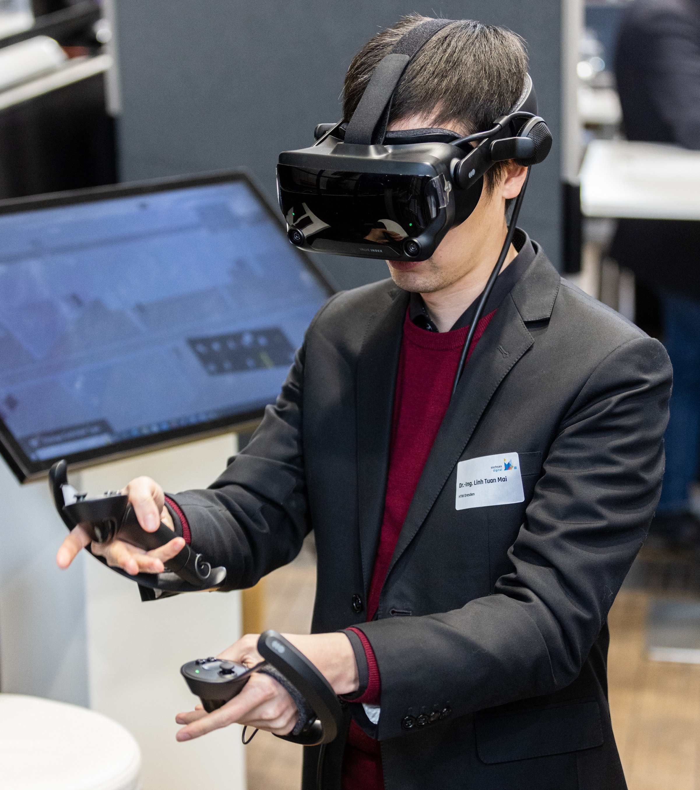 [Translate to English:] Nutzer testet die entwickelte VR-Stele