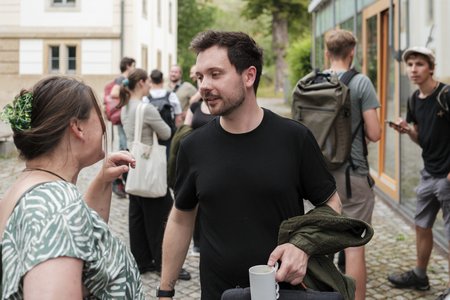 Ein Mann, der sich mit einer Frau unterhält.