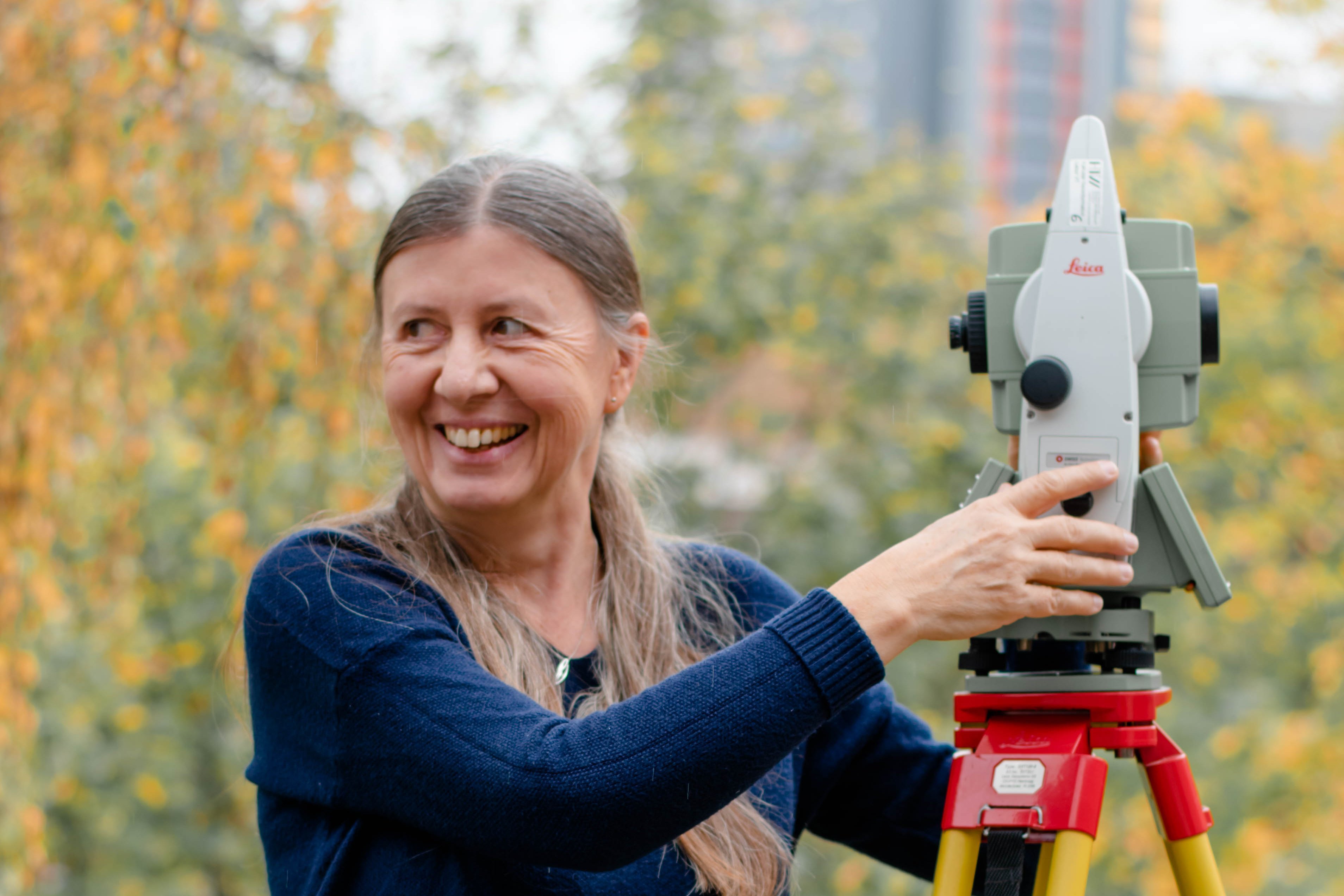 Alumnibeauftragte Christiane Richter mit einem Messgerät