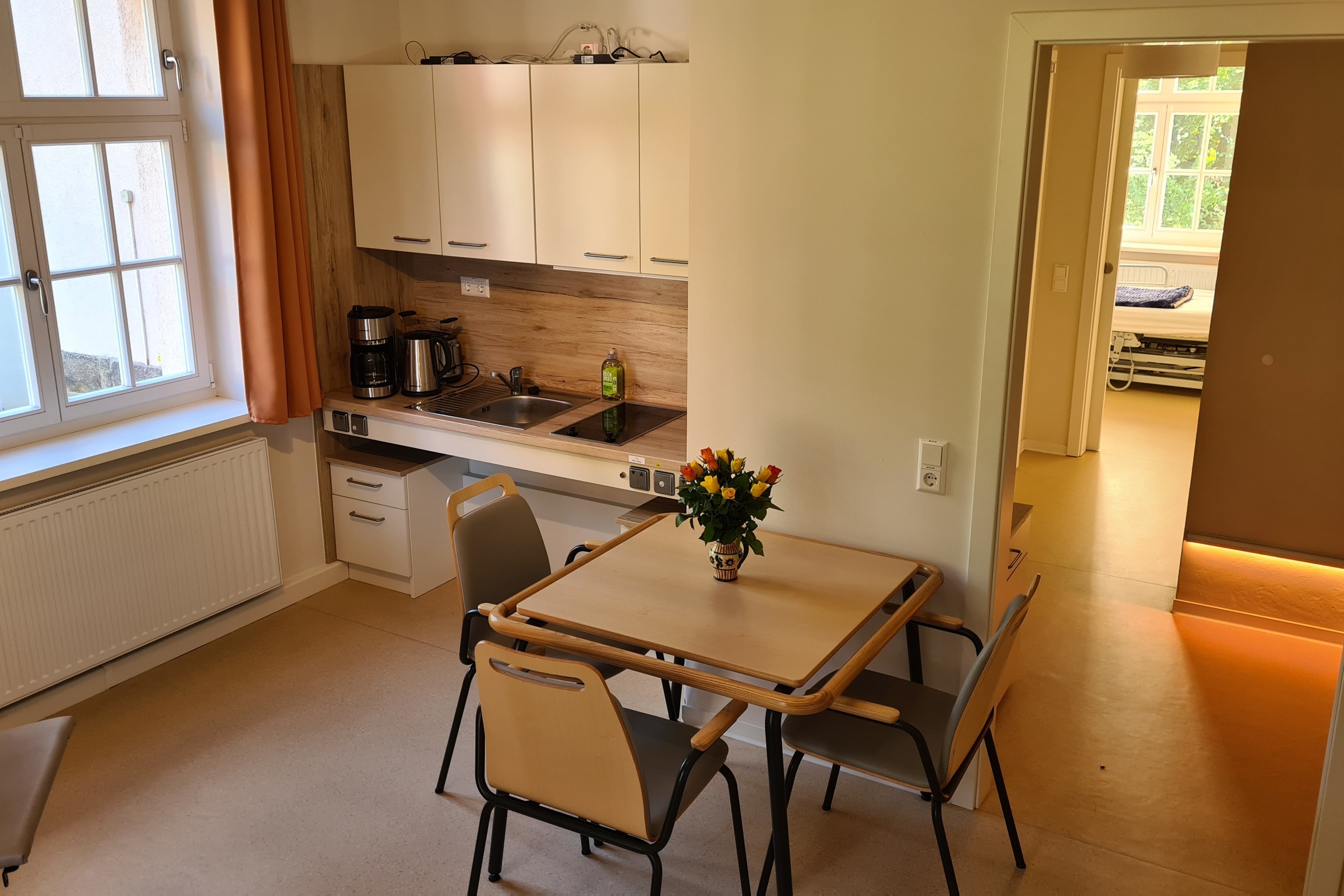 Original Wohnzimmer mit Blick zur Tür hinaus