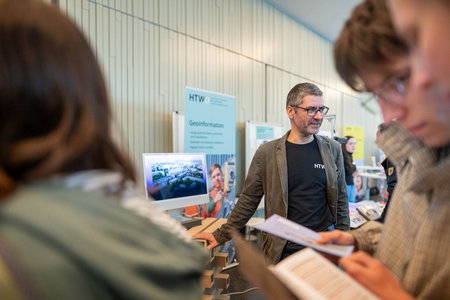 Menschen an einem Beratungsstand