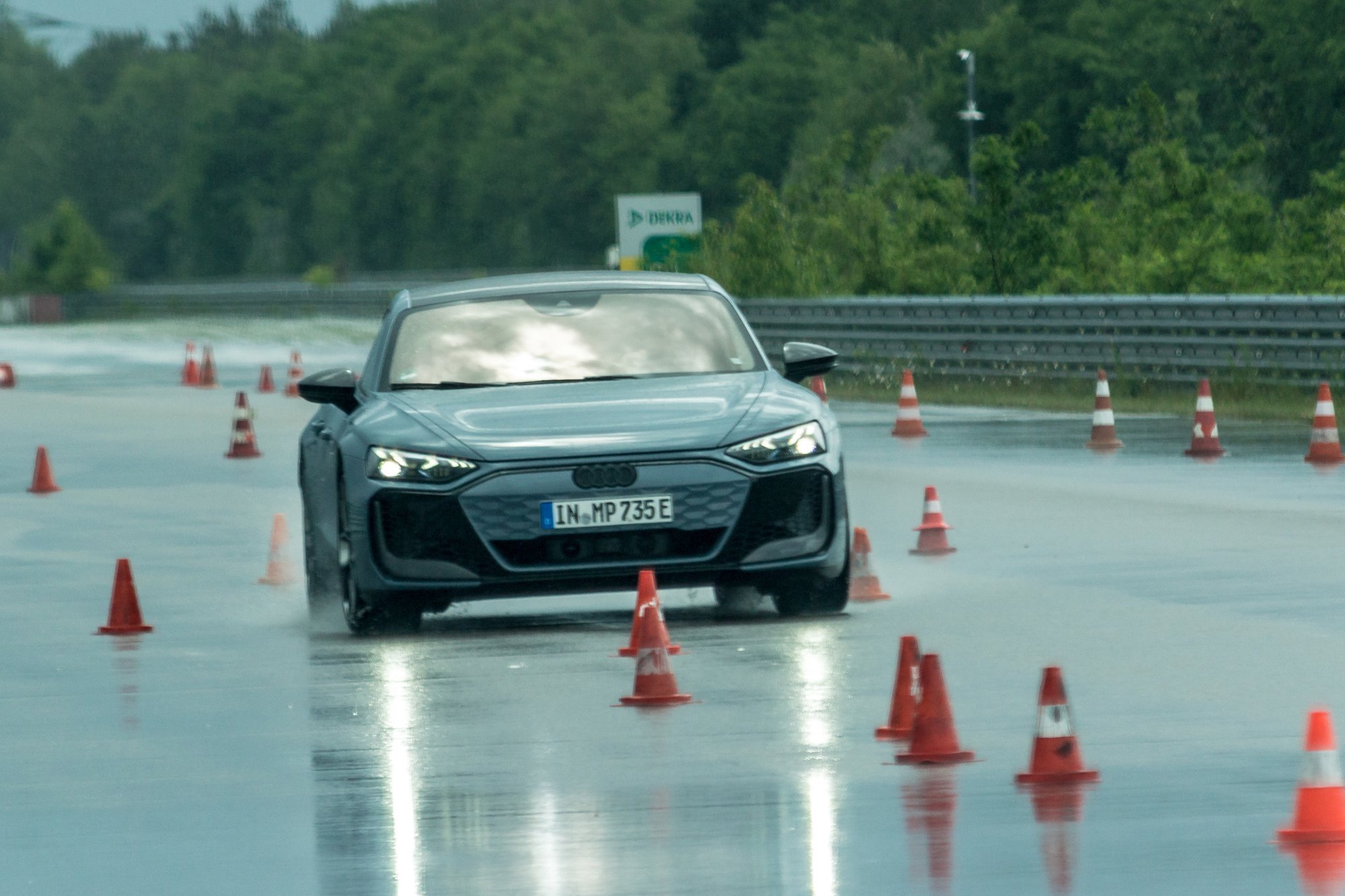 Gesamtfahrzeugpraktikum DEKRA-Testcenter