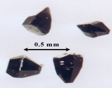 Kristalle von Ni2Mo3O8