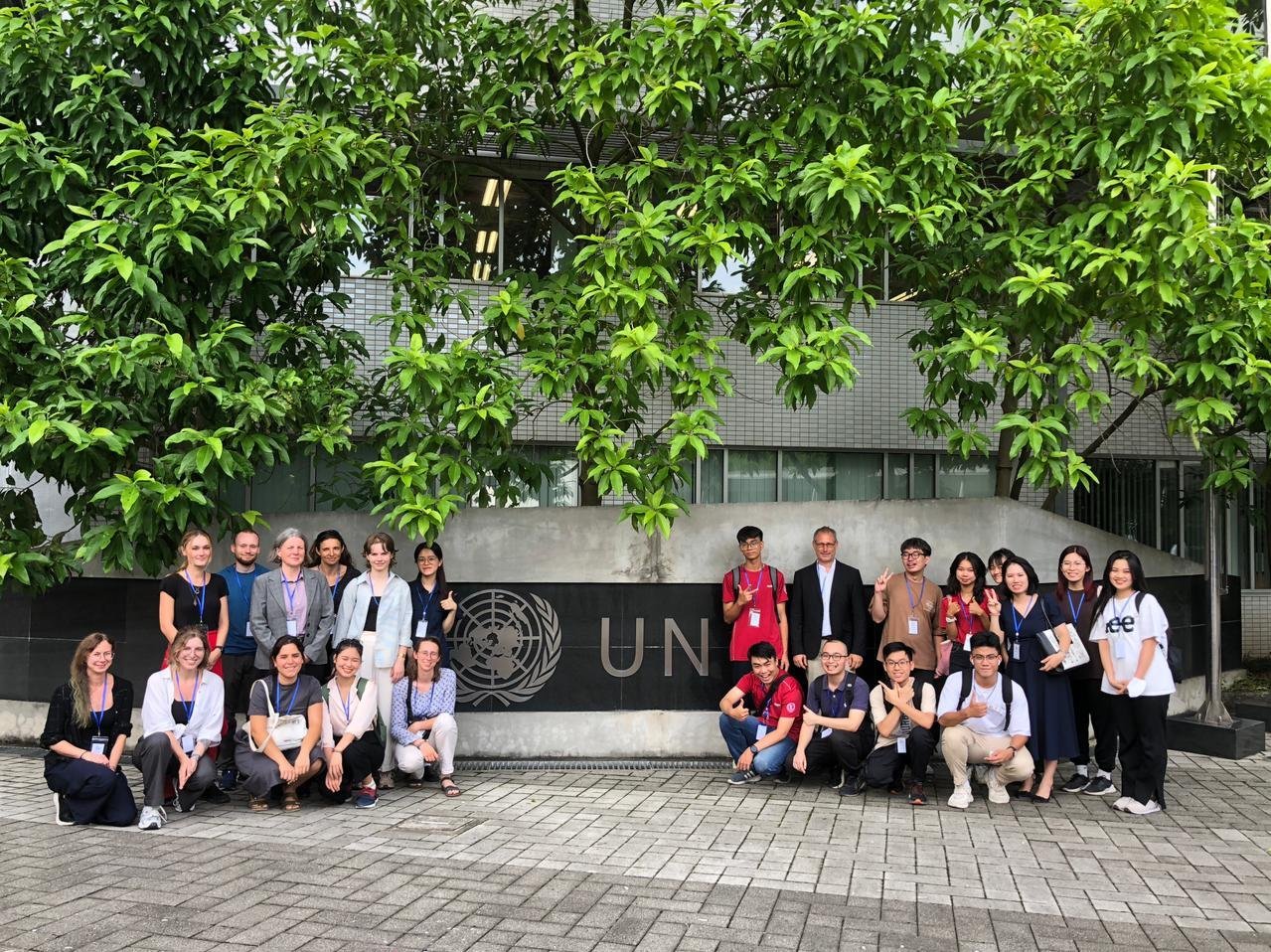 [Translate to English:] Studierender beider Länder auf einen Gruppenfoto vor dem UN-Gebäude in Hanoi