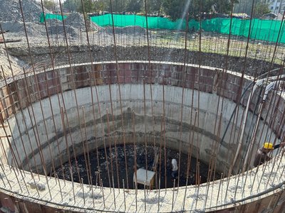 Bau eines großen Schachtbrunnens zur Uferfiltratgewinnung in Haridwar, Indien