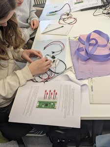 DIY Wearables: Schülerinnen beim Zusammenbau der Elektronik mit Anleitung