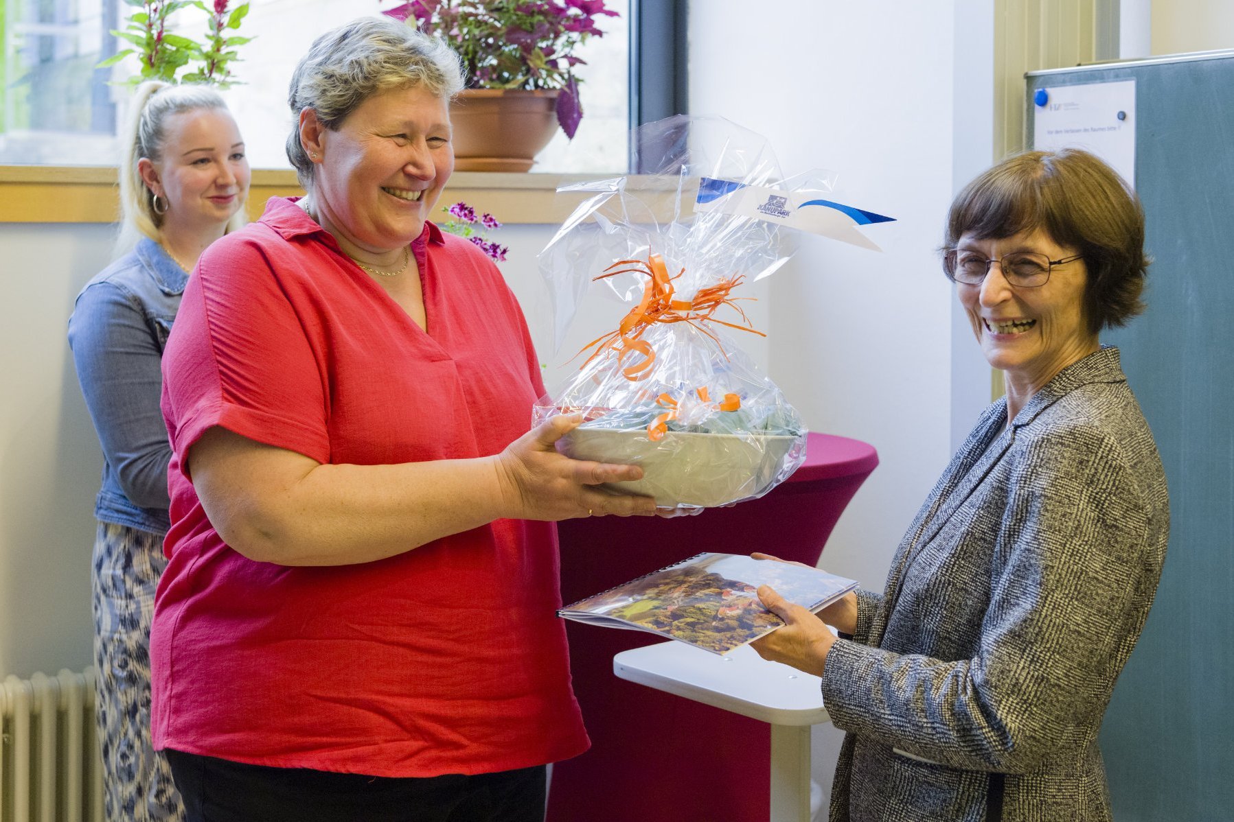 Überreichung des Geschenkes der Fakultät an Frau Professor Vogel