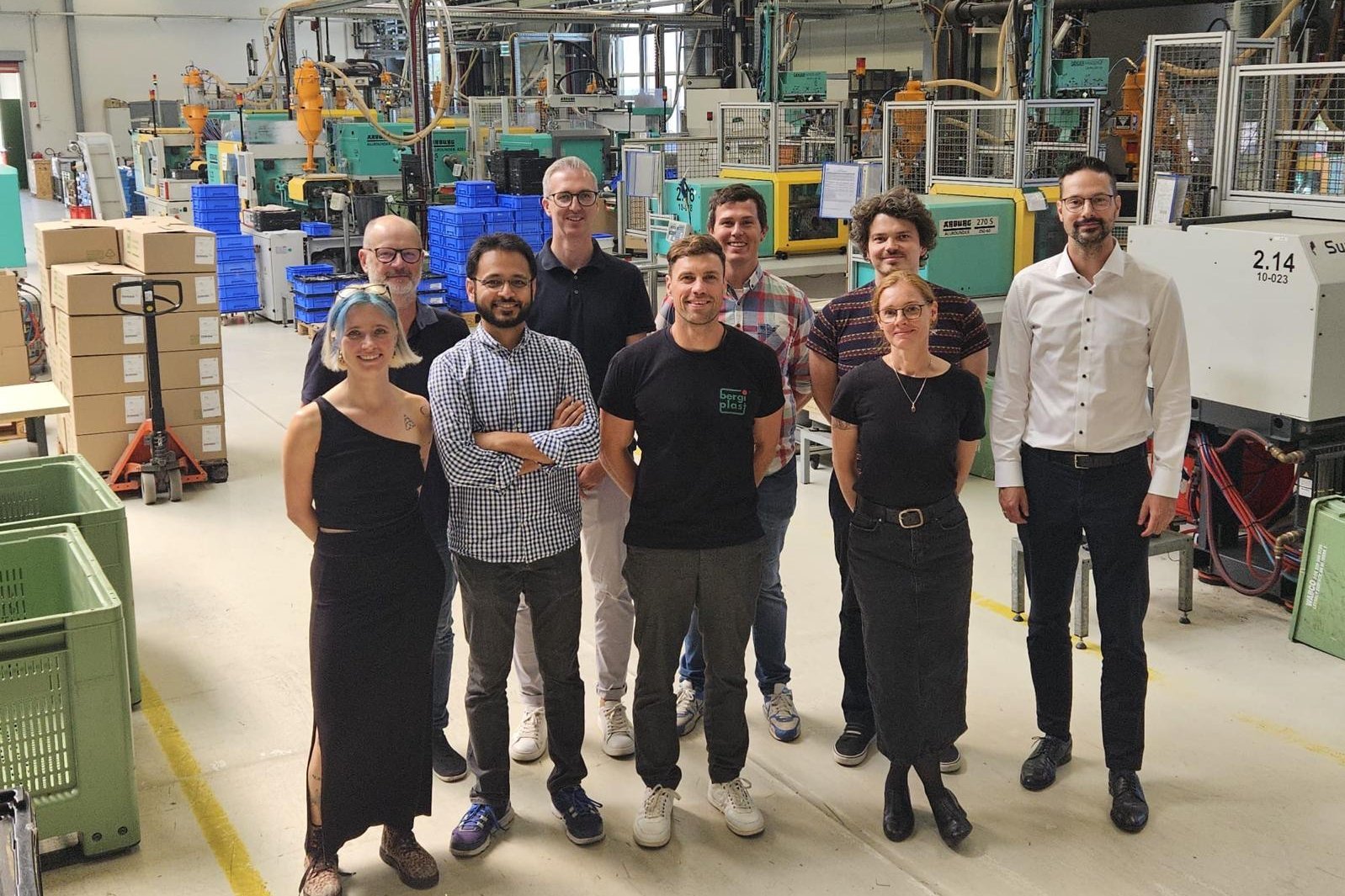 Gruppe von Forschenden steht im Versandlager