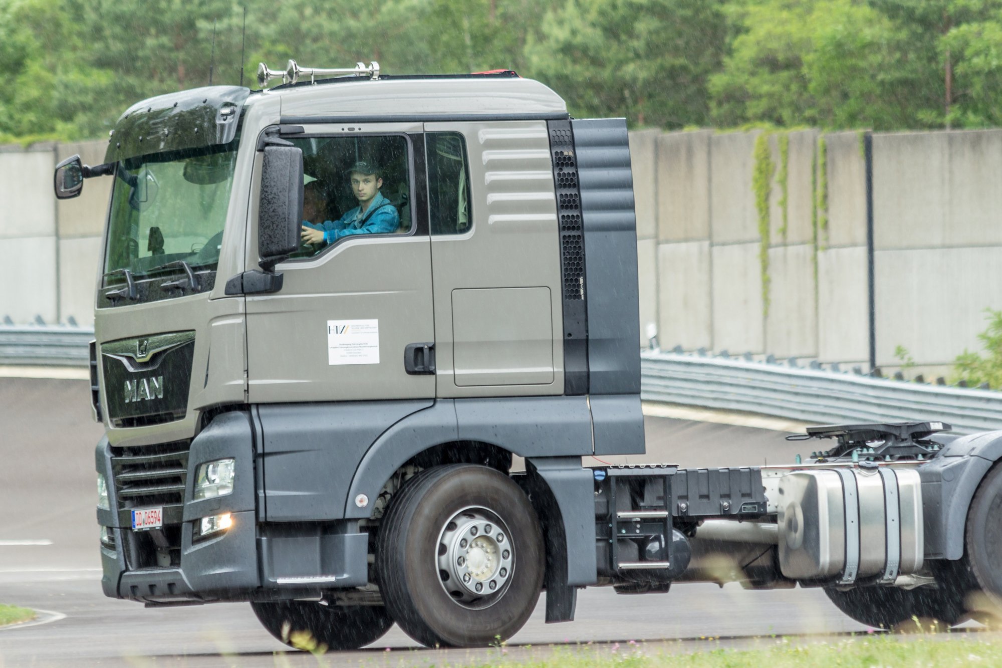 Gesamtfahrzeugpraktikum DEKRA-Testcenter