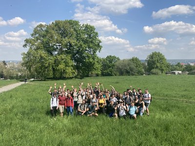 Gruppenfoto an der Bismarcksäule