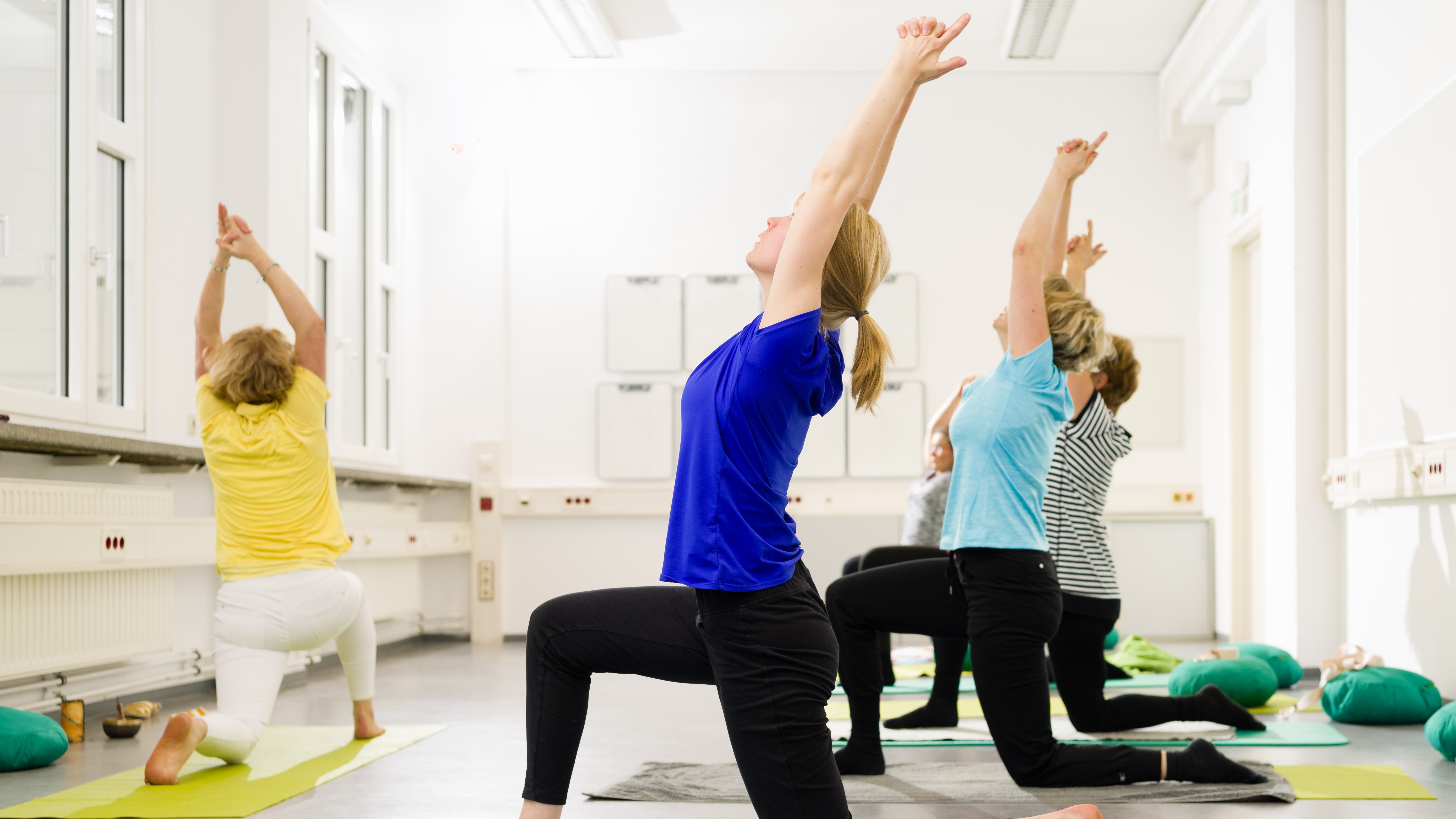 Betriebliche Gesundheitsförderung an der HTW Dresden - mit Yoga fit und entspannt