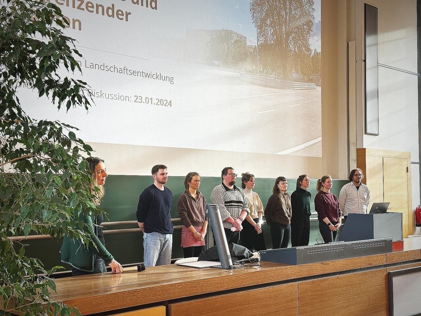 Junge Menschen stehen im Hörsaal