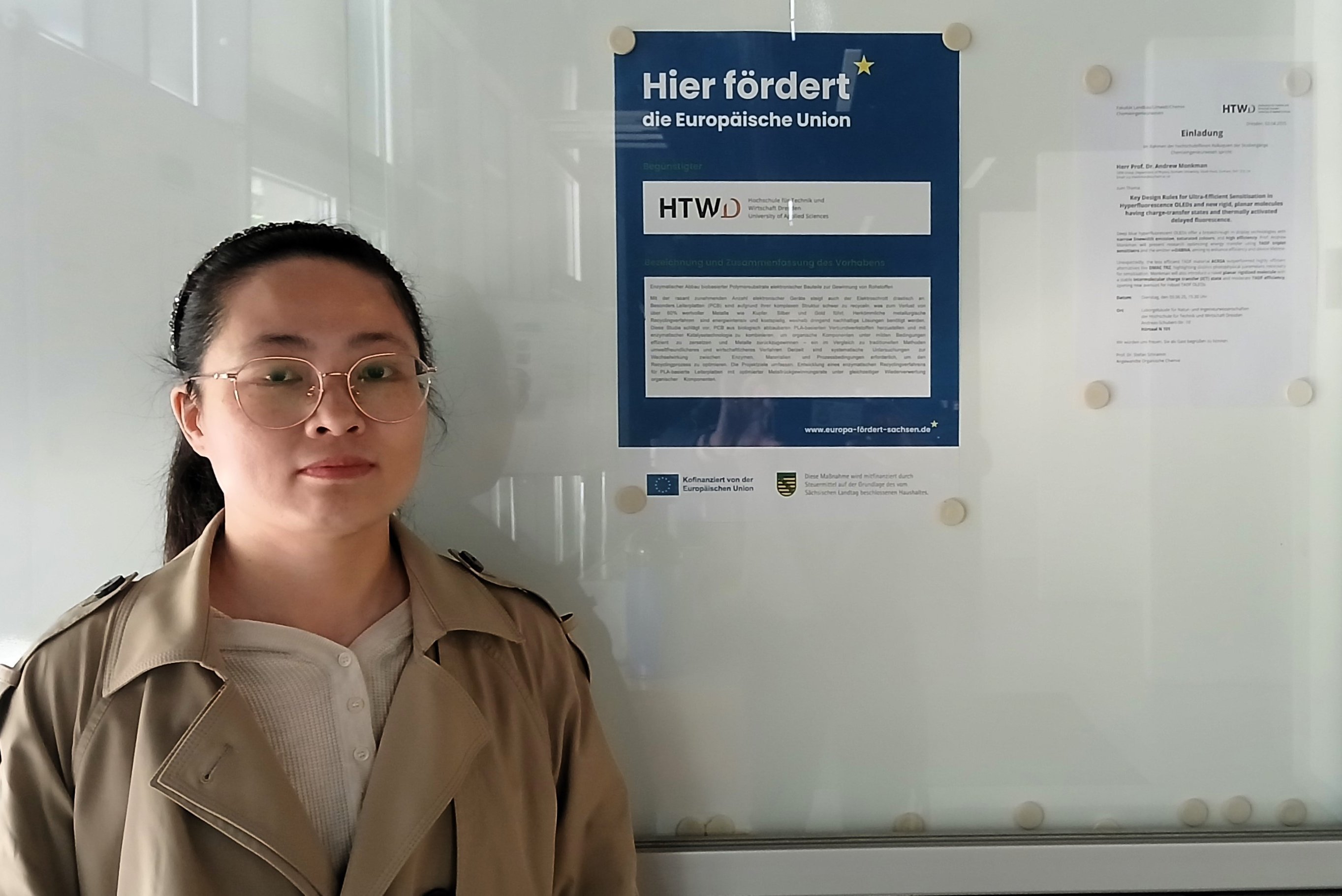 Xuemin Yang vorm ESF-Förderposter