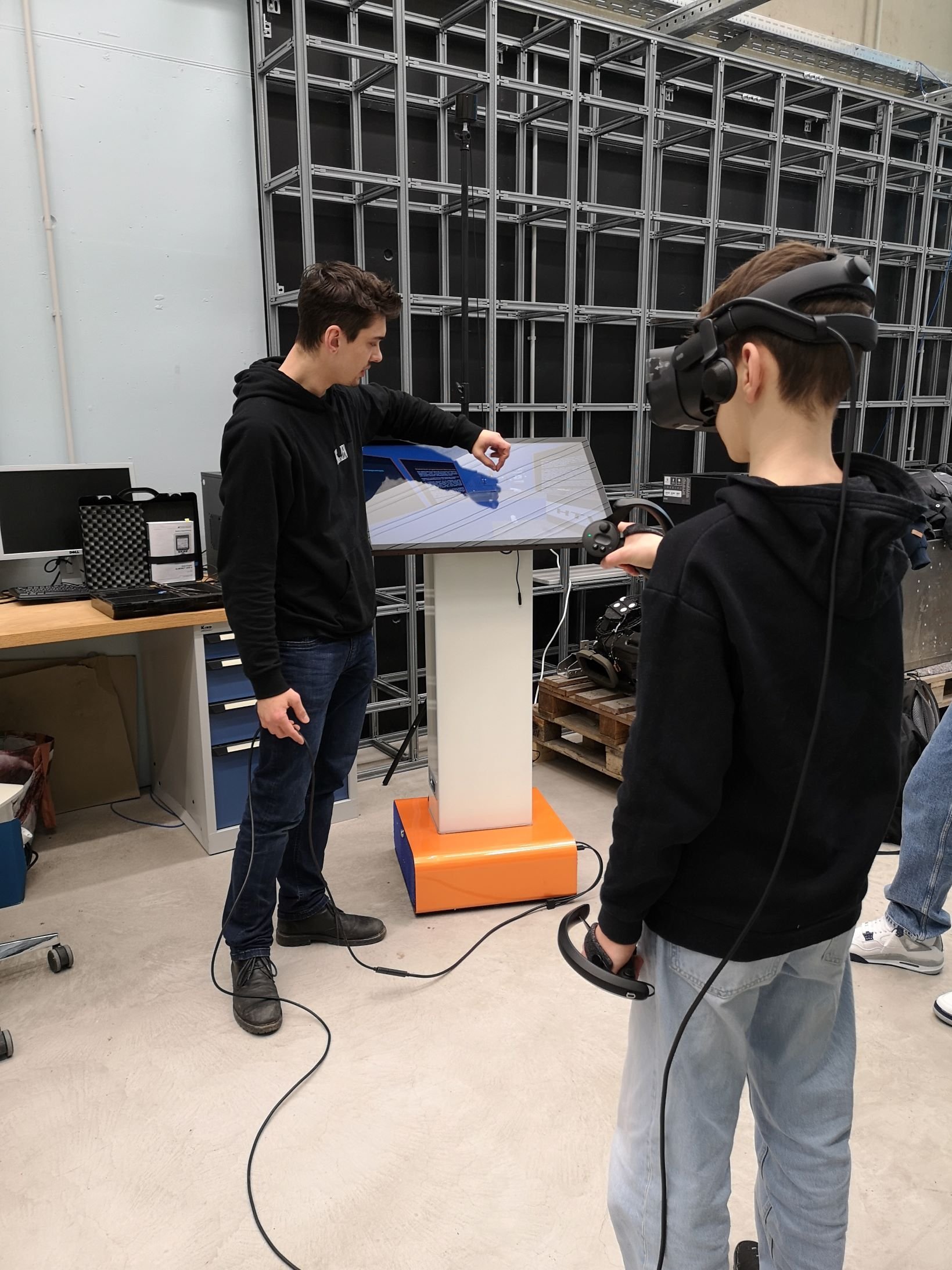 Mitarbeiter und Schüler mit VR-Briller