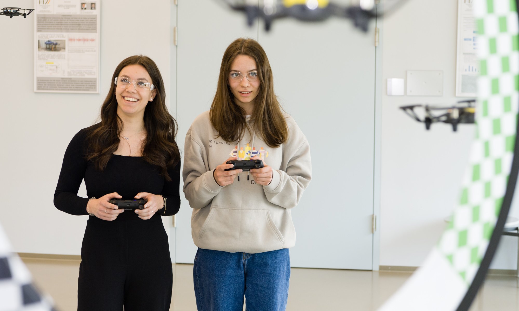 Das Bild zeigt zwei Mädchen beim Experimentieren