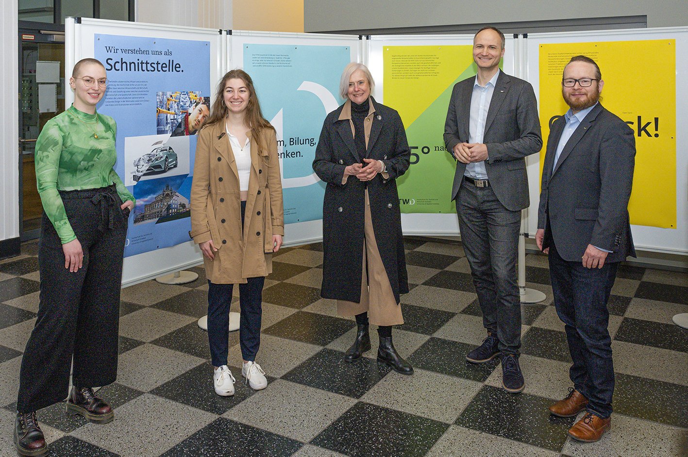 Vor den Plakaten der Ausstellung zum neuen CD